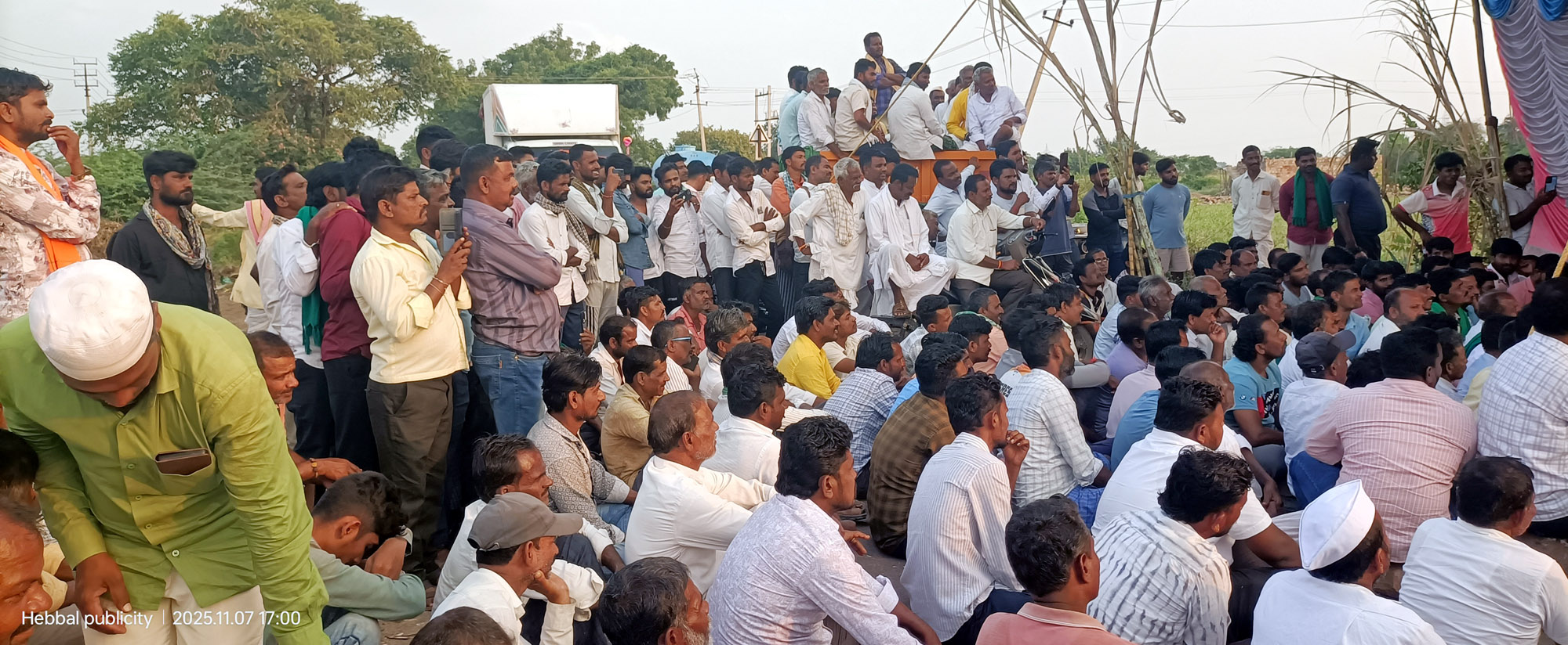  ಮುದ್ದೇಬಿಹಾಳ ತಾಲ್ಲೂಕಿನ ಅಮರಗೋಳ ಕ್ರಾಸ್‌ನಲ್ಲಿ ರಸ್ತೆ ಬಂದ್ ಮಾಡಿದ ರೈತರು ಹೋರಾಟಗಾರರಜನಪ್ರತಿನಿಧಿಗಳ ಭಾಷಣ ಕೇಳಿದರು.