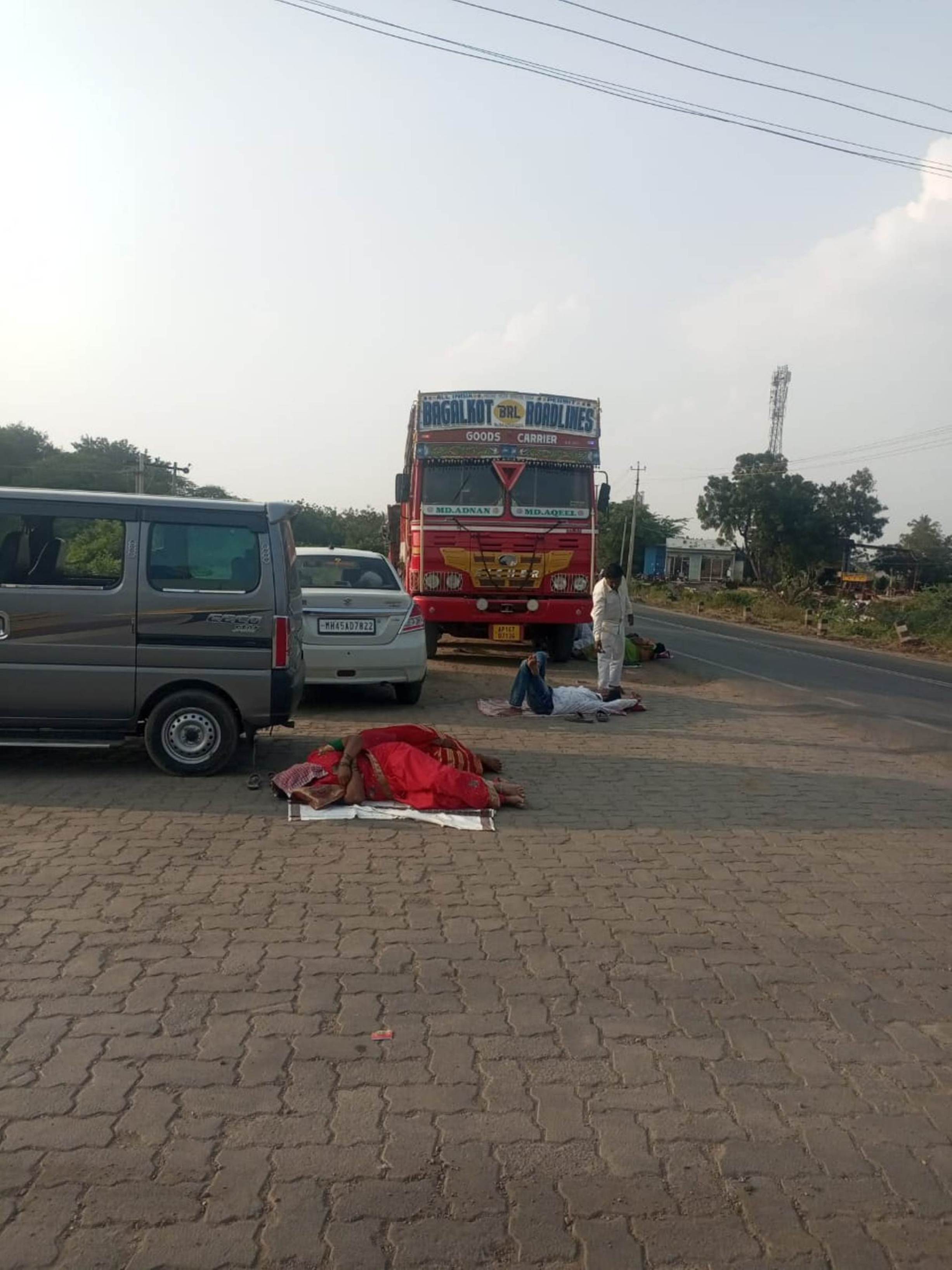 ಲೋಕಾಪುರದಲ್ಲಿ ರೈತರ ಪ್ರತಭಟನೆಯಿಂದ ಸಂಚಾರ ಬಂದ್ ಮಾಡಿದ್ದರಿಂದ ದೂರದ ಪ್ರಯಾಣಿಕರು ರಾಜ್ಯ ಹೆದ್ದಾರಿ ಪಕ್ಕದಲ್ಲಿ ಮಲಗಿದರು.