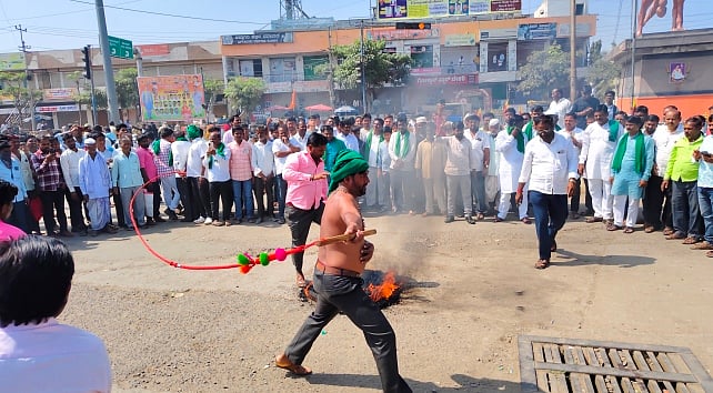 ಪ್ರತಿ ಟನ್ ಕಬ್ಬಿಗೆ ₹3,500 ದರ ನಿಗದಿಗೆ ಆಗ್ರಹ: ಇಂಡಿ ಬಂದ್‌ ಸಂಪೂರ್ಣ ಯಶಸ್ವಿ