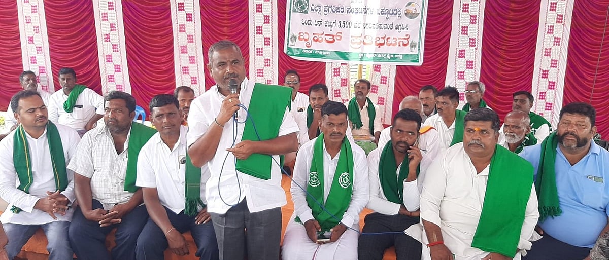 ಕಬ್ಬು ದರ ನಿಗದಿಗೆ ಆಗ್ರಹ: ಮೈಲಾರ ಶುಗರ್ಸ್‌ ಬಂದ್ ಮಾಡಿಸಿ ರೈತರ ಪ್ರತಿಭಟನೆ