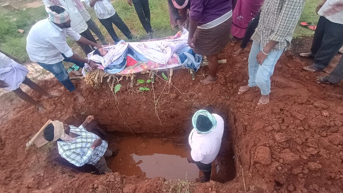 ವಿಜಯನಗರ | ಹತ್ತಾರು ವರ್ಷಗಳ ಸಮಸ್ಯೆ: ಇಲ್ಲಿ ಮೃತದೇಹಗಳ ಜಲಸಮಾಧಿ!