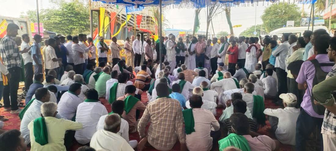 ಬೈಲಹೊಂಗಲದಲ್ಲಿ ಐದನೇ ದಿನದ ರೈತರ ಧರಣಿ ಸತ್ಯಾಗ್ರಹ ಸ್ಥಳಕ್ಕೆ ಬಂದ ಉಪವಿಭಾಗಾಧಿಕಾರಿ ಪ್ರವೀಣ ಜೈನ ಅವರಿಗೆ ರೈತರು ಘೇರಾವ್ ಹಾಕಿದರು