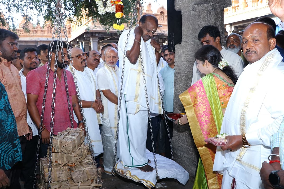 ಮೈಸೂರು: ಶ್ರೀಕಂಠೇಶ್ವರ ದೇಗುಲದಲ್ಲಿ ಎಚ್.ಡಿ. ಕುಮಾರಸ್ವಾಮಿ ತುಲಾಭಾರ ಸೇವೆ