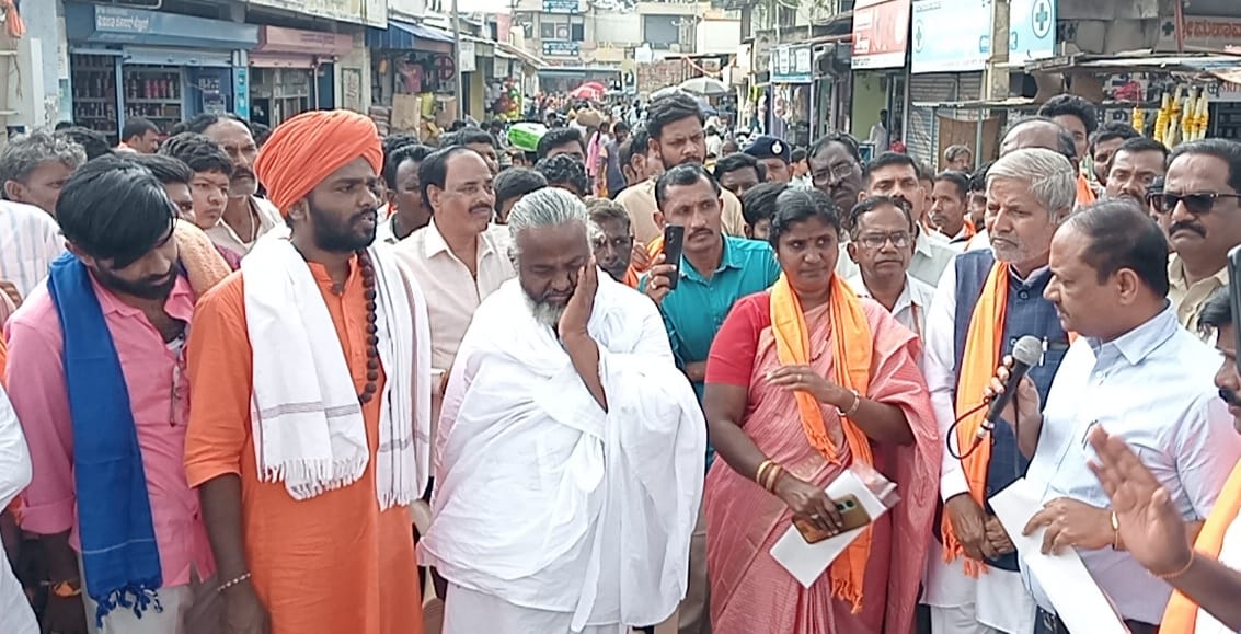 ಕುಕನೂರಿನ ವೀರಭದ್ರಪ್ಪ ವೃತ್ತದಲ್ಲಿ ಪ್ರತಿಭಟನೆಯ ಮನವಿ ಸ್ವೀಕರಿಸಿ ಕ್ಯಾಪ್ಟನ್ ಮಹೇಶ್ ಮಾಲಗಿತ್ತಿ ಮಾತನಾಡಿದರು