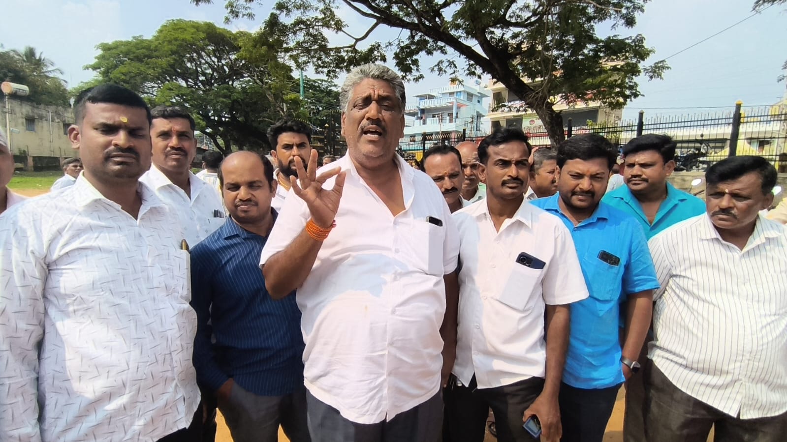 ಕಾರ್ಯಕ್ರಮದ ಮೆರವಣಿಗೆಯನ್ನು ಸರಿಯಾಗಿ ಆಯೋಜಿಸಿಲ್ಲ ಎಂದು ಮೈದಾನದಲ್ಲಿ ಕುರುಬ ಸಮುದಾಯದ ನಾರಾಯಣಪ್ಪ ಸೇರಿದಂತೆ ವಿವಿಧ ಮುಖಂಡರು ಜಿಲ್ಲಾಡಳಿತ ವಿರುದ್ಧ ಜೂನಿಯರ್ ಕಾಲೇಜು ಮೈದಾನದಲ್ಲಿ ಆಕ್ರೋಶ ವ್ಯಕ್ತಪಡಿಸಿದರು