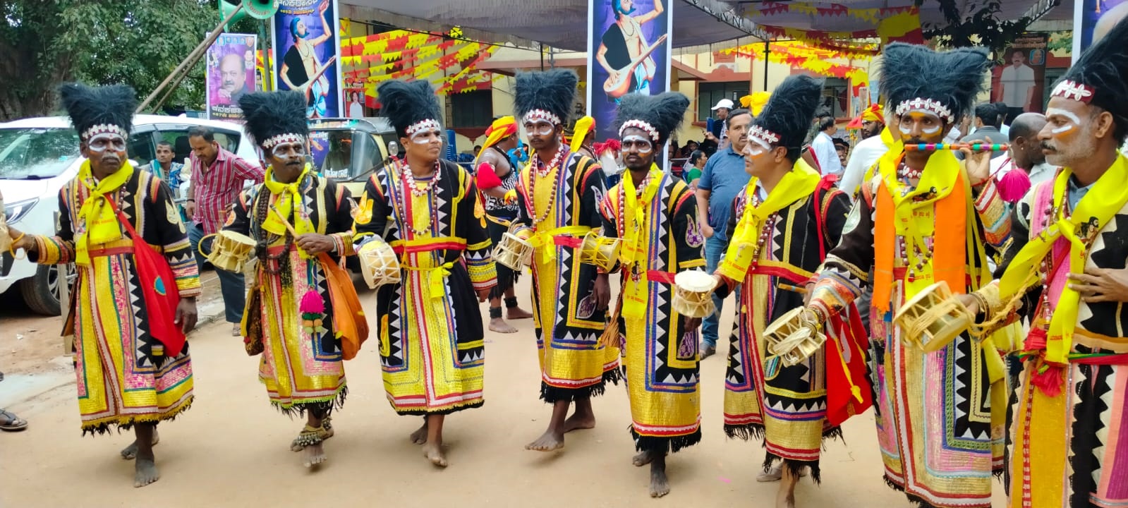 ಹೊಸಕೋಟೆಯಲ್ಲಿ ಕನಕ ಜಯಂತಿ ಪ್ರಯುಕ್ತ ನಡೆದ ಮೆರವಣಿಗೆಯಲ್ಲಿ ಗಮನ ಸೆಳೆದ ಗೊರವರ ಕುಣಿತ