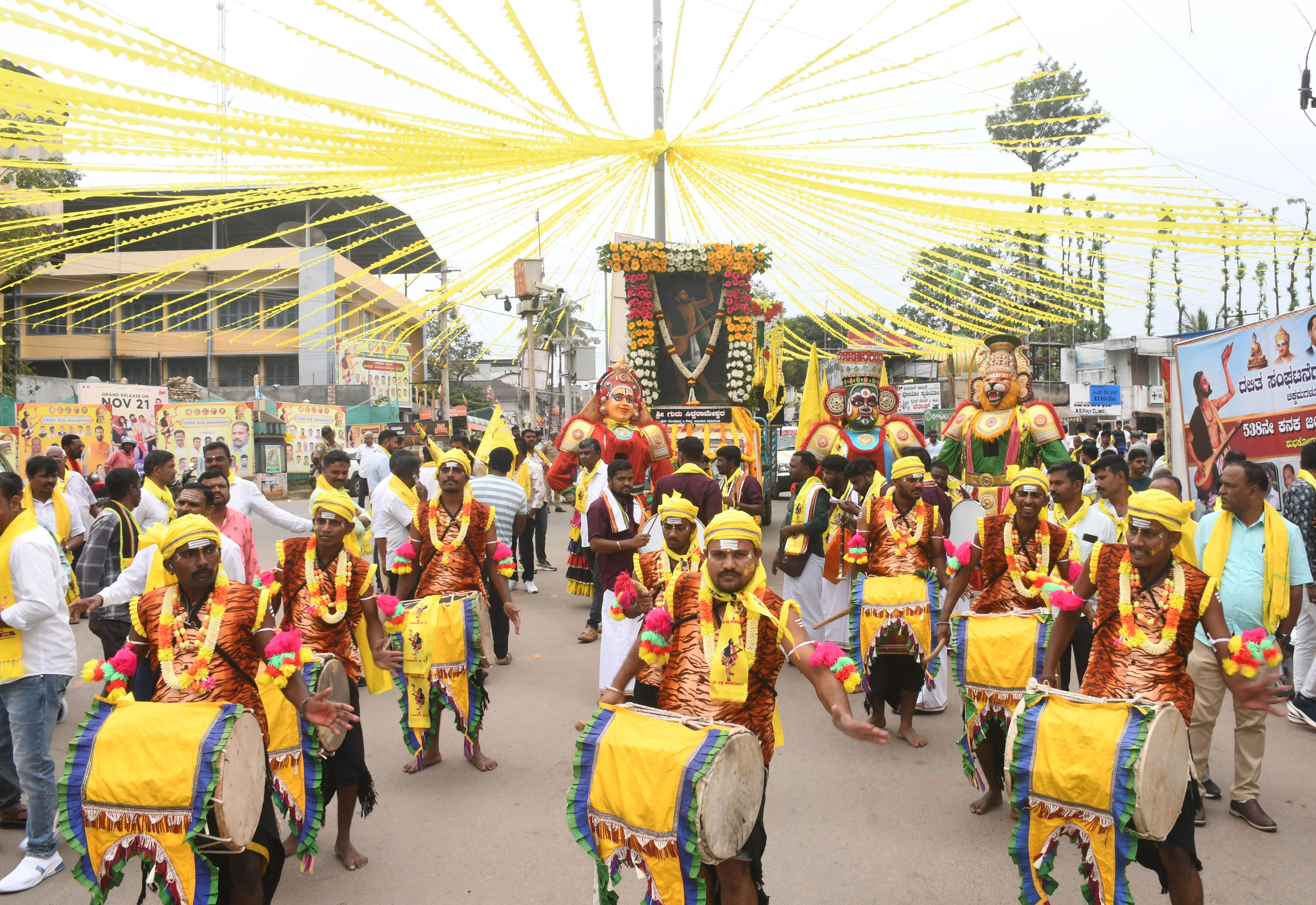 ಶ್ರೀಕನಕದಾಸರ ಭಾವಚಿತ್ರದೊಂದಿಗೆ ಮೆರವಣಿಗೆಯಲ್ಲಿ ಗಮನ ಸೆಳೆದ ಡೊಳ್ಳು ಕುಣಿತ