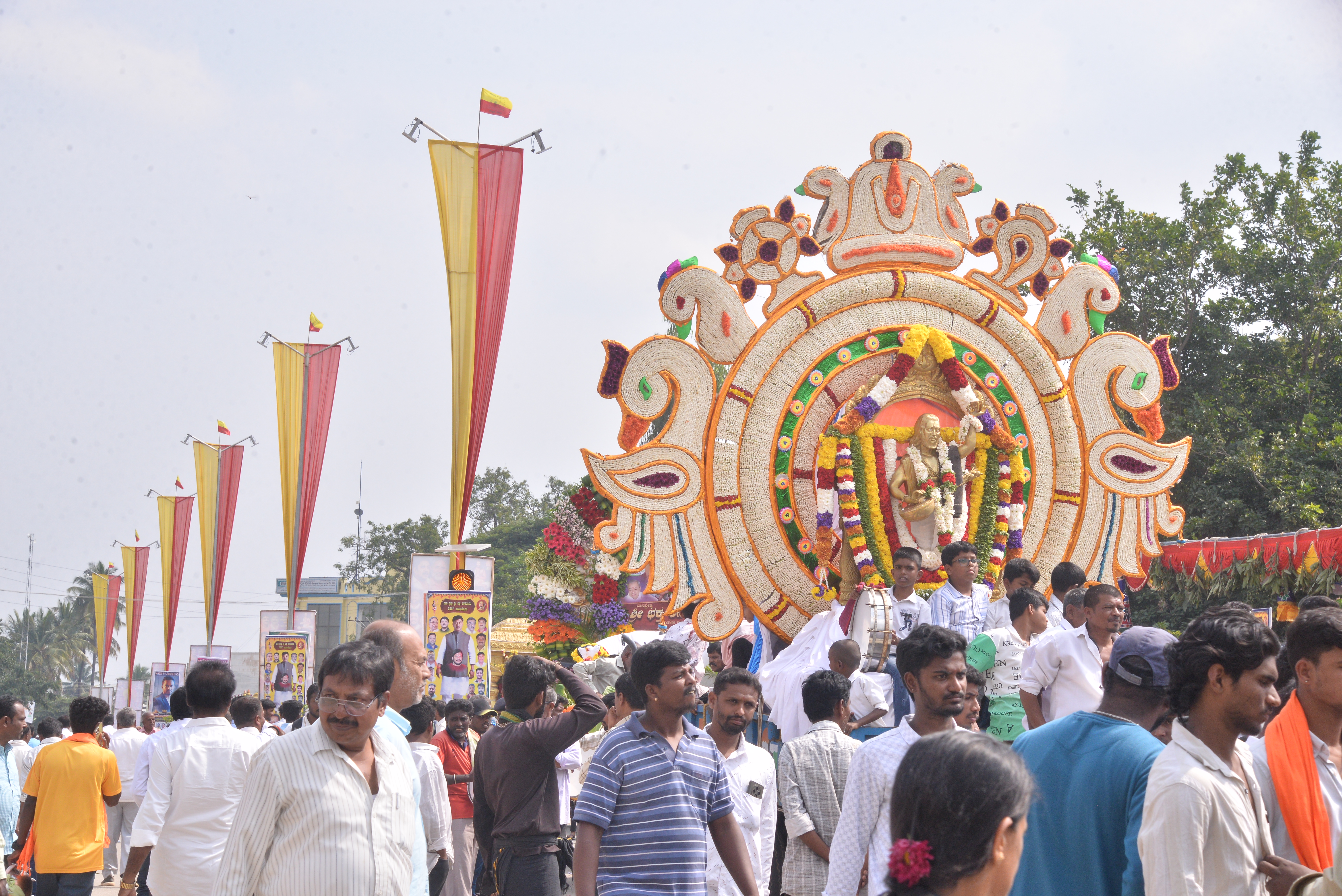 ಕನಕ ಜಯಂತಿಯ ಮೆರವಣಿಗೆಯಲ್ಲಿ ಸ್ತಬ್ಧಚಿತ್ರ ಹಾಗೂ ಪಲ್ಲಕ್ಕಿಗಳು ಸಾಗಿದ ಕ್ಷಣ