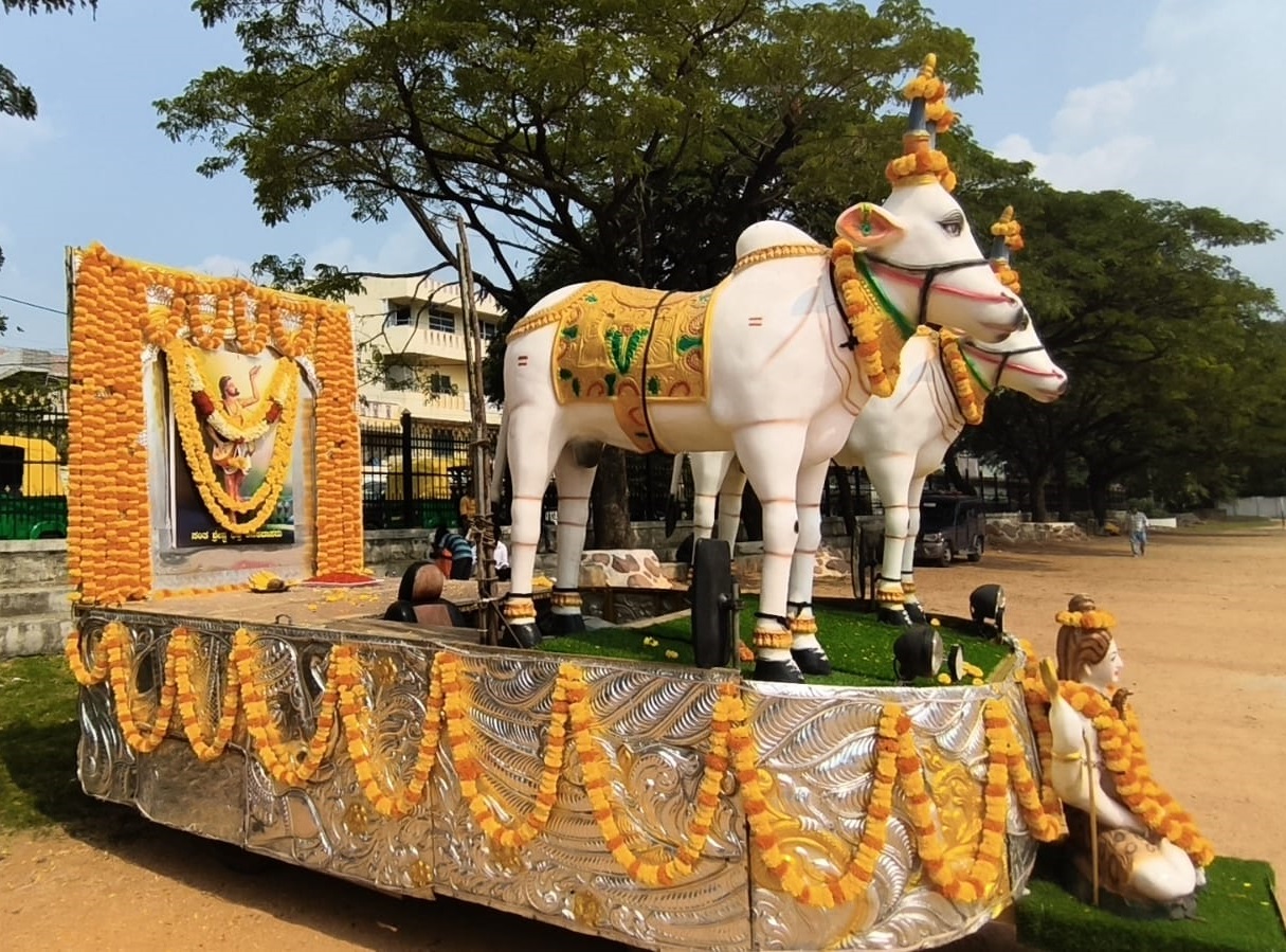 ಕನಕದಾಸರ ಚಿತ್ರದ ಮೆರವಣಿಗೆಗೆ ತಯಾರಾಗಿ ನಿಂತಿದ್ದ ಬೆಳ್ಳಿ ರಥ