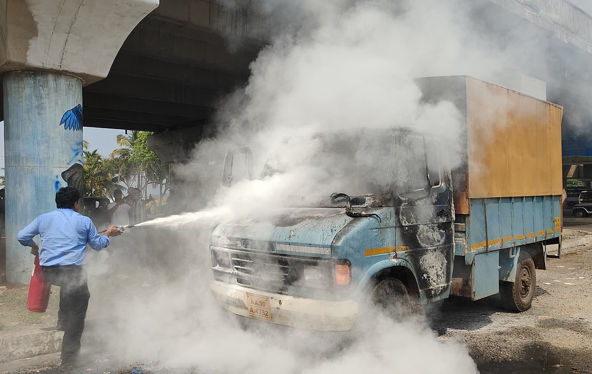 ಕಾರವಾರ: ಬೆಂಕಿ ಅವಘಡಕ್ಕೆ ತುತ್ತಾದ ಗೂಡ್ಸ್ ವಾಹನ