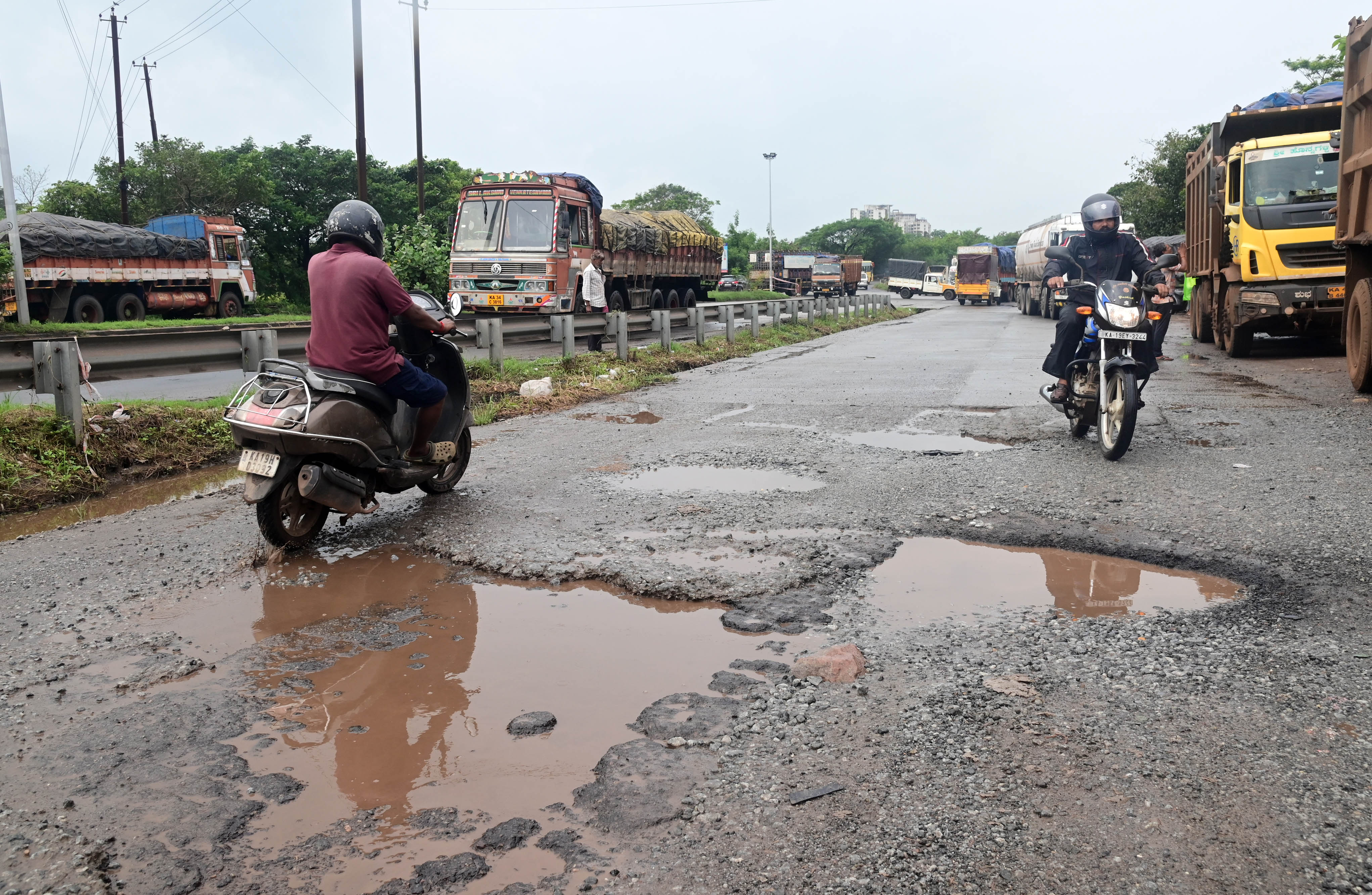 ಮಳೆ ಬಂದಿದ್ದಾಗ ಬೈಕಂಪಾಡಿ ಸರ್ವೀಸ್‌ ರಸ್ತೆಯಲ್ಲಿ ನೀರು ತುಂಬಿದ್ದುದು 