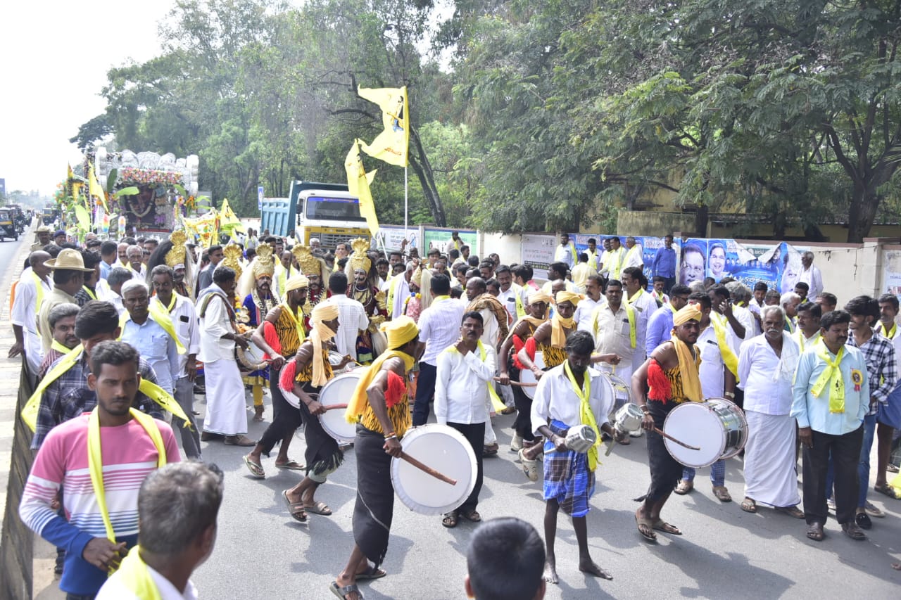 ಕನಕದಾಸರ ಜಯಂತಿ ಅಂಗವಾಗಿ ಕನಕದಾಸರ ಭಾವಚಿತ್ರ ಅದ್ಧೂರಿ ಮೆರವಣಿಗೆ ನಡೆಯಿತು.