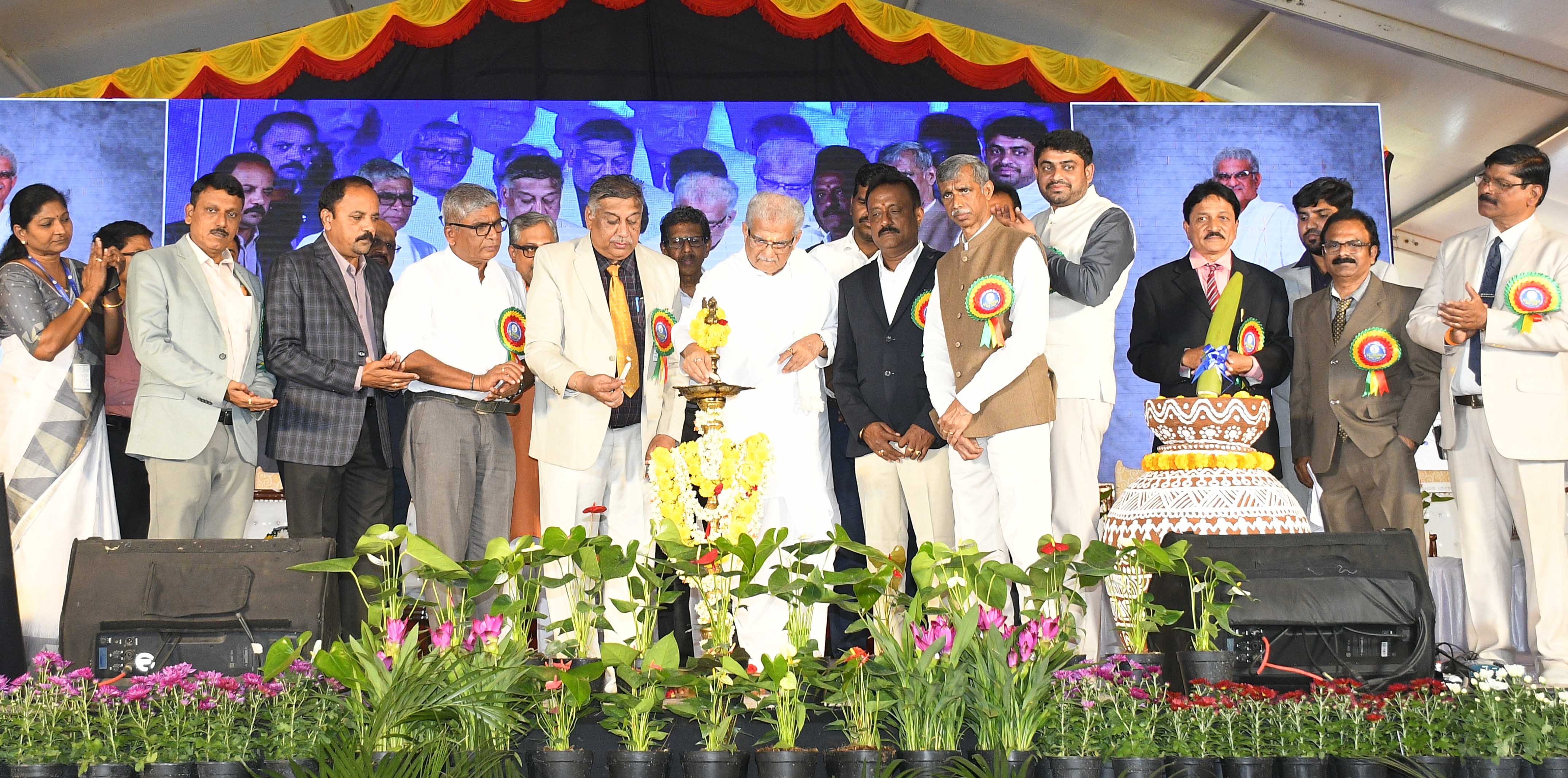 ಶಿವಮೊಗ್ಗದ ನವುಲೆಯ ಕೆಳದಿ ಶಿವಪ್ಪ ನಾಯಕ ಕೃಷಿ ಮತ್ತು ತೋಟಗಾರಿಕೆ ವಿಶ್ವವಿದ್ಯಾಲಯದಲ್ಲಿ ಶನಿವಾರ ಕೃಷಿ ಮತ್ತು ತೋಟಗಾರಿಕೆ ಮೇಳದ ಎರಡನೇ ದಿನದ ಕಾರ್ಯಕ್ರಮವನ್ನು ಧರ್ಮಸ್ಥಳದ ಧರ್ಮಾಧಿಕಾರಿ ವೀರೇಂದ್ರ ಹೆಗ್ಗಡೆ ಉದ್ಘಾಟಿಸಿದರು