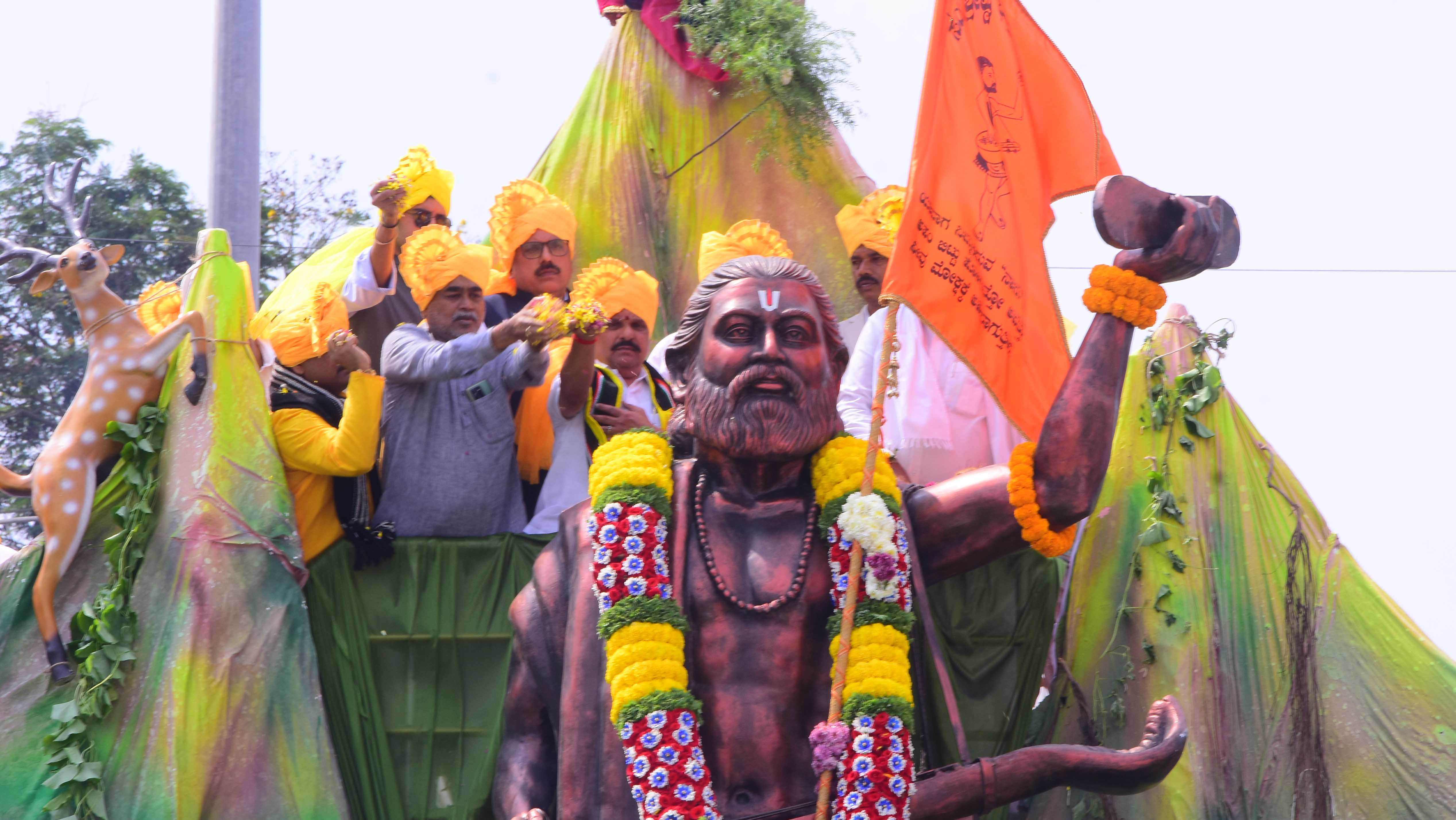 ಕನಕದಾಸರ ಭಾವಚಿತ್ರ ಮೆರವಣಿಗೆಗೆ ಚಾಲನೆ ನೀಡಲಾಯಿತು