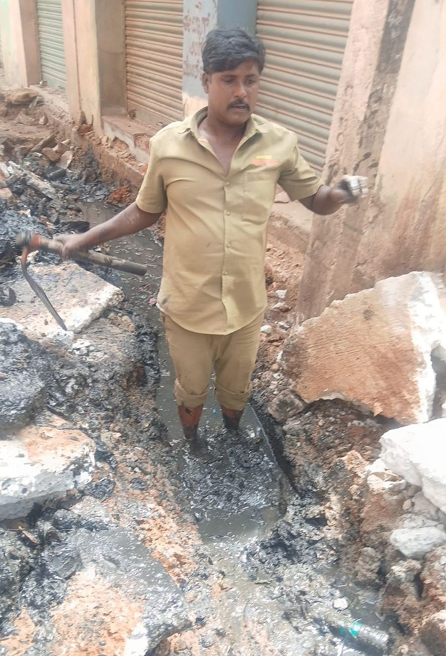 ದೊಡ್ಡಬಳ್ಳಾಪುರ: ಸುರಕ್ಷಿತ ಪರಿಕರ ಇಲ್ಲದೆ ಚರಂಡಿ ಸ್ವಚ್ಛಗೊಳಿಸಿದ ಪೌರಕಾರ್ಮಿಕ