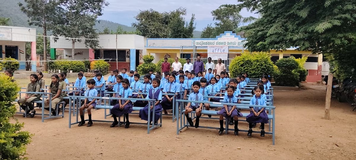 ಹೆಲ್ಪ್ ಎ ಚೈಲ್ಡ್ ಸಂಸ್ಥೆ ವತಿಯಿಂದ ಮಿಣ್ಯಂ ಶಾಲೆ ಮಕ್ಕಳಿಗೆ   ಡೆಸ್ಕ್ ವಿತರಣೆ