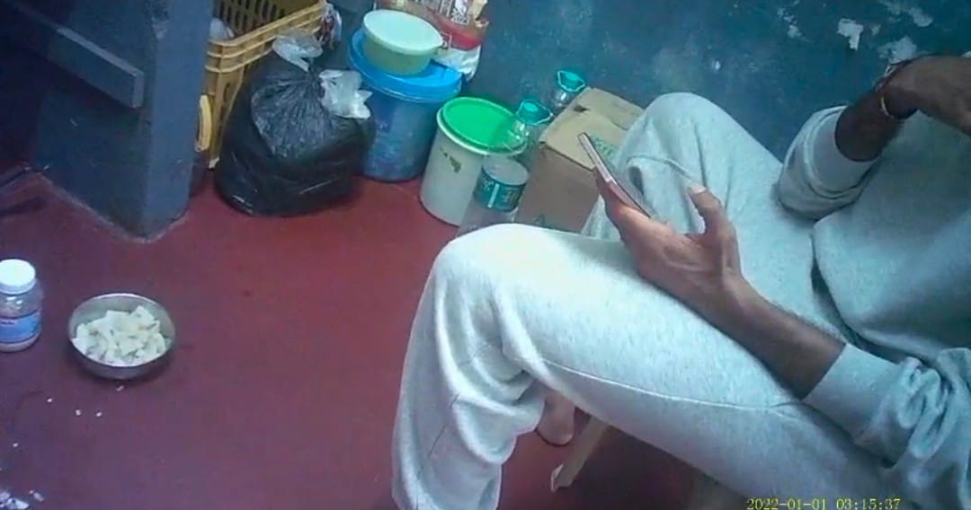 ತರುಣ್‌ ರಾಜ್‌ ಕೈಯಲ್ಲಿ ಮೊಬೈಲ್‌ 