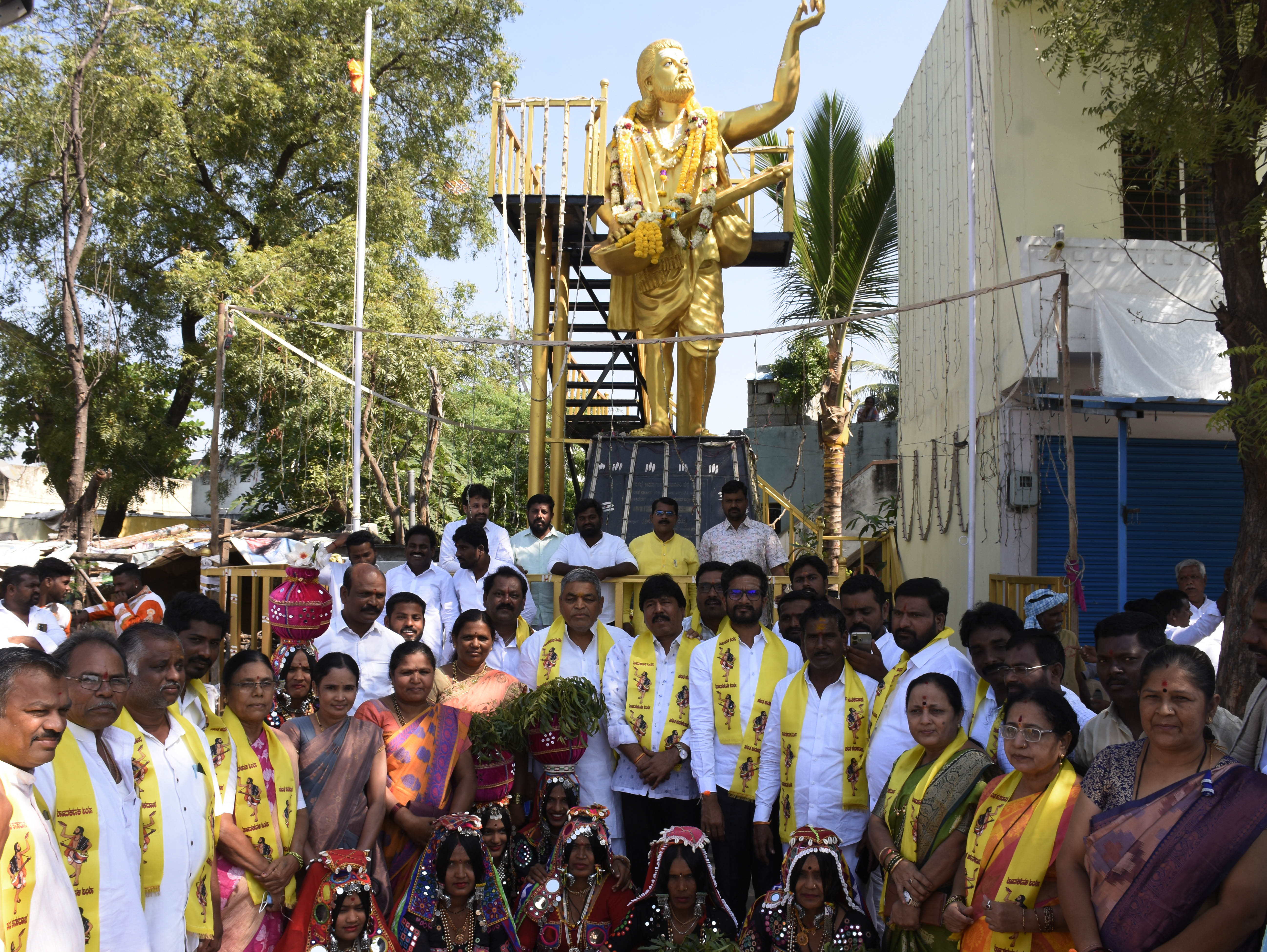 ಯಾದಗಿರಿಯಲ್ಲಿ ಶನಿವಾರ ಕನಕದಾಸರ ಜಯಂತಿ ಅಂಗವಾಗಿ ಬಿಜೆಪಿ ಮುಖಂಡರು ಕನಕದಾಸರ ಮೂರ್ತಿಗೆ ಮಾಲಾರ್ಪಣೆ ಮಾಡಿ ಗೌರವ ಸಲ್ಲಿಸಿದರು