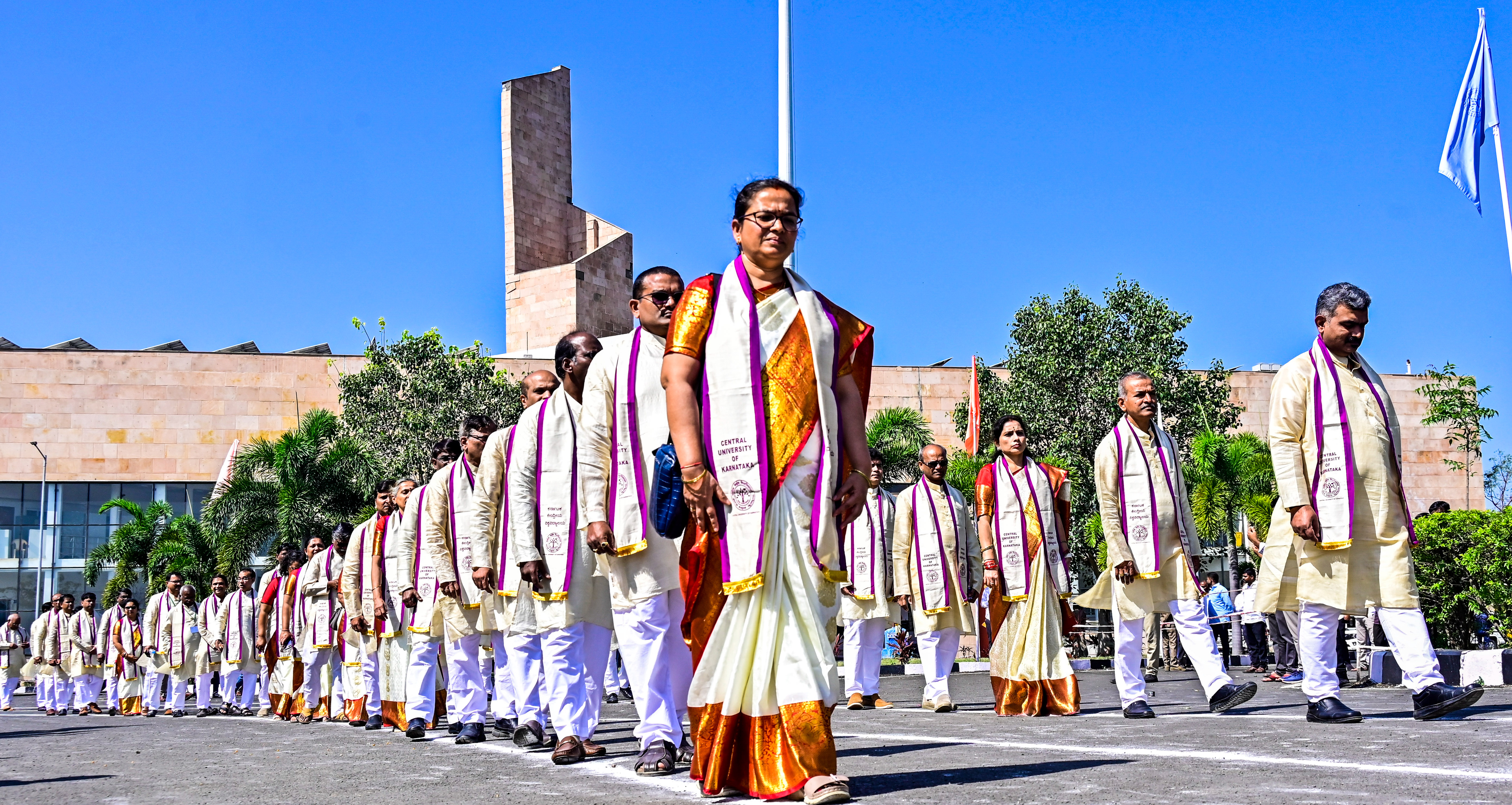ಘಟಿಕೋತ್ಸವಕ್ಕೂ ಮುನ್ನ ಆಡಳಿತ ಕಚೇರಿಯಿಂದ ವಿವಿಧೋದ್ದೇಶ ಸಭಾಂಗಣದವರೆಗೆ ವಿಶ್ವವಿದ್ಯಾಲಯದ ಕುಲಪತಿ ಕುಲಸಚಿವರು ಆಡಳಿತ ಮಂಡಳಿ ಸದಸ್ಯರು ಡೀನರು ವಿಭಾಗದ ಮುಖ್ಯಸ್ಥರು ಮೆರವಣಿಗೆಯಲ್ಲಿ ತೆರಳಿದರು 