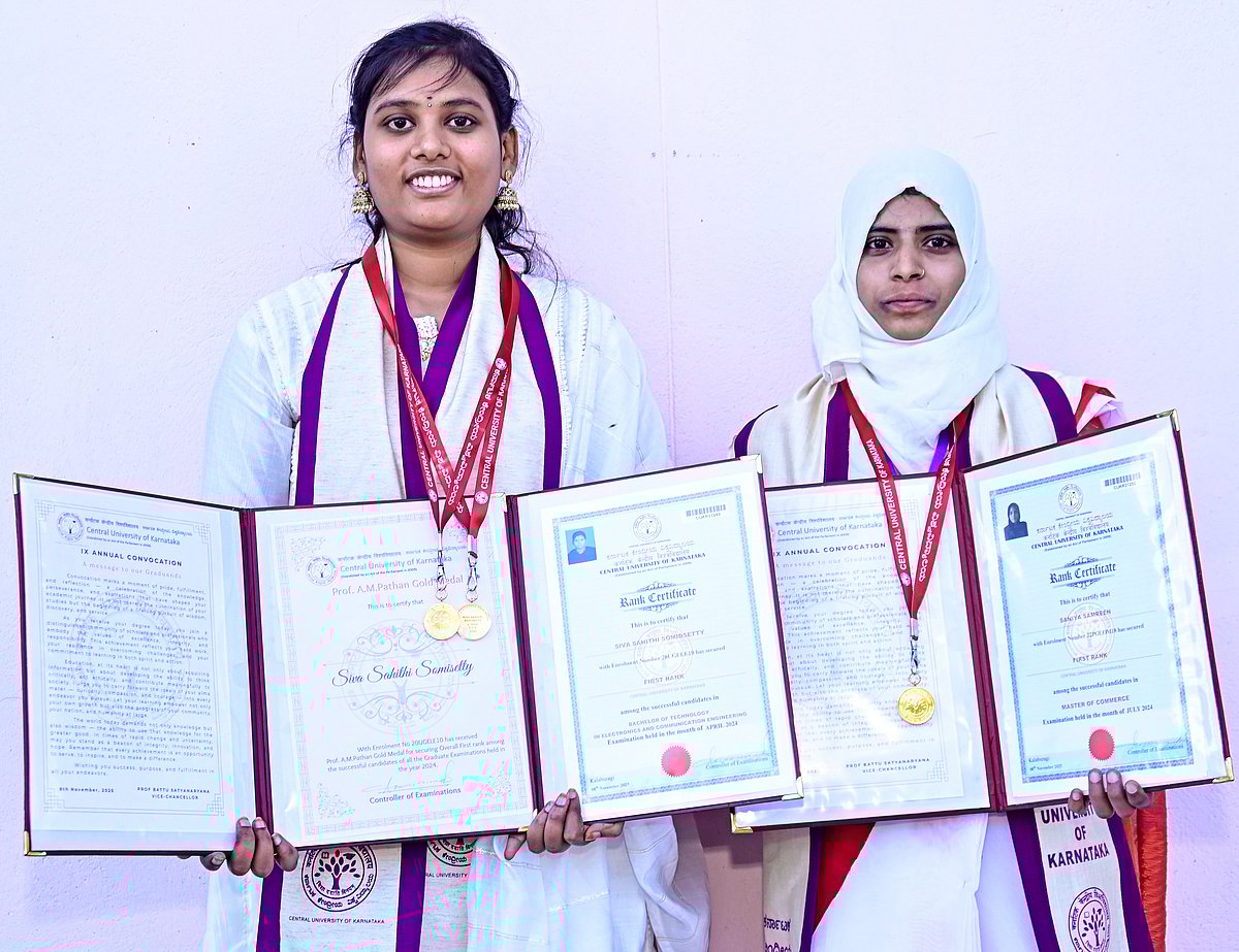 ಕಲಬುರಗಿ| ಕರ್ನಾಟಕ ಕೇಂದ್ರೀಯ ವಿ.ವಿ ಘಟಿಕೋತ್ಸವ: ಮಗಳ ಸಾಧನೆಗೆ ಪೋಷಕರ ಆನಂದಭಾಷ್ಪ