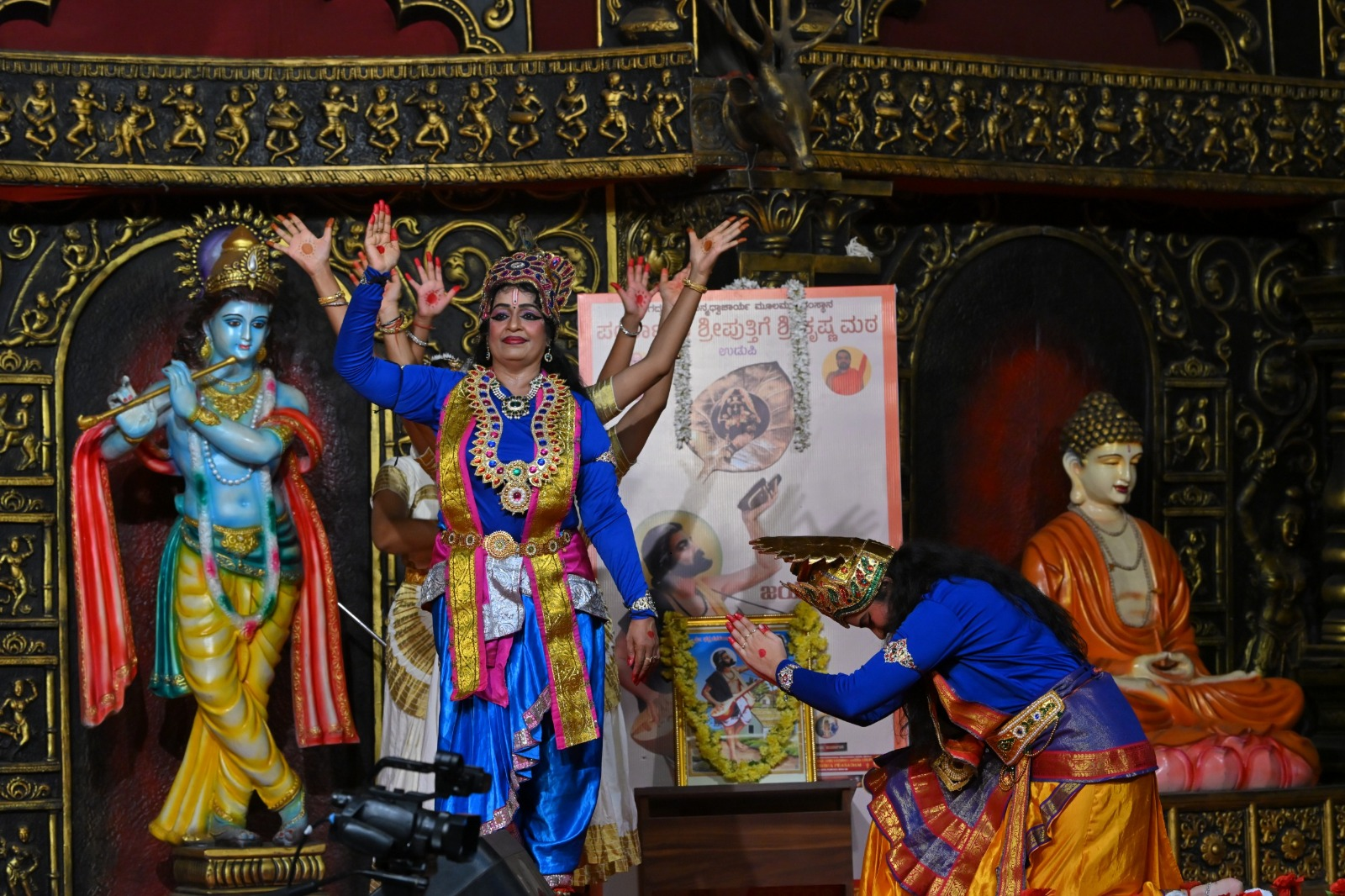 ಬೃಹತ್‌ ಗೀತೋತ್ಸವದ ಉದ್ಘಾಟನಾ ಸಮಾರಂಭದಲ್ಲಿ ಕಲಾವಿದರು ನೃತ್ಯ ಪ್ರದರ್ಶಿಸಿದರು