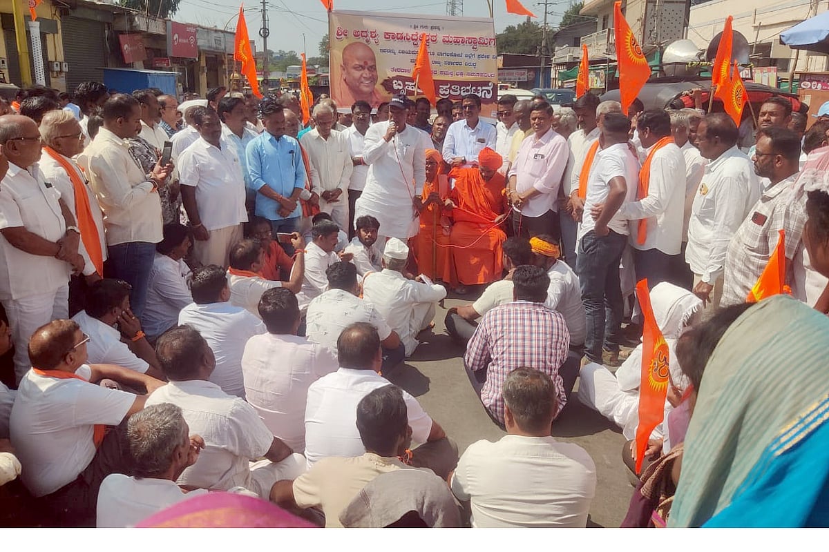 ಕಾಡಸಿದ್ದೇಶ್ವರ ಸ್ವಾಮೀಜಿ ಮೇಲಿನ ನಿರ್ಬಂಧ ಹಿಂದಕ್ಕೆ ಪಡೆಯಲಿ: ಶಾಸಕ ಸಿದ್ದು ಸವದಿ