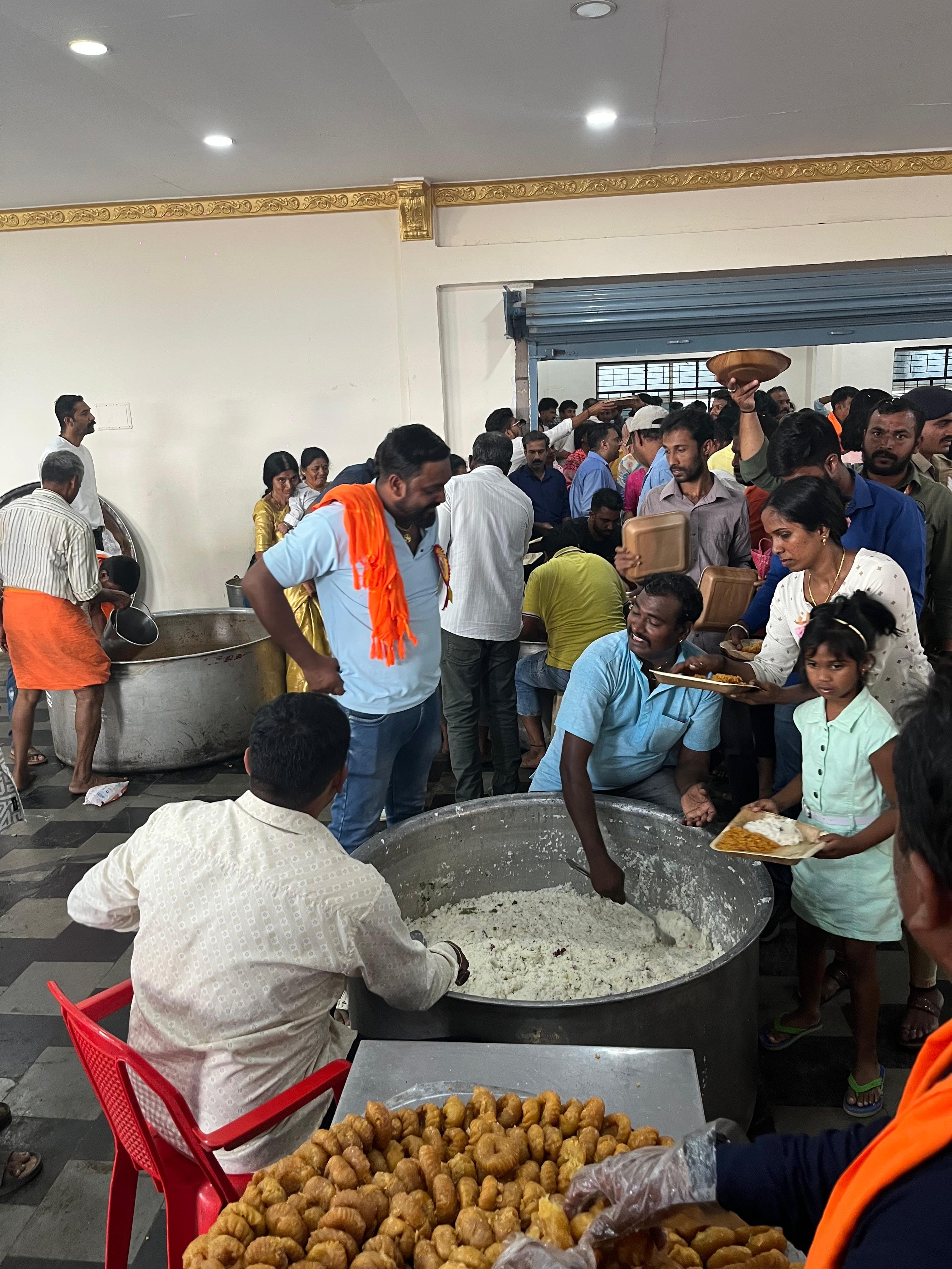 ಕುಶಾಲನಗರದಲ್ಲಿ ಶನಿವಾರ ಗಣಪತಿ ದೇವಾಲಯದ ವಾರ್ಷಿಕ ರಥೋತ್ಸವದ ಅಂಗವಾಗಿ ದೇವಾಲಯ ಸಮಿತಿ ವತಿಯಿಂದ ಗಾಯಿತ್ರಿ ಕಲ್ಯಾಣ ಮಂಟಪದ ಆವರಣದಲ್ಲಿ ಭಕ್ತರಿಗೆ ಅನ್ನಸಂತರ್ಪಣೆ ನೆರವೇರಿಸಿದರು.