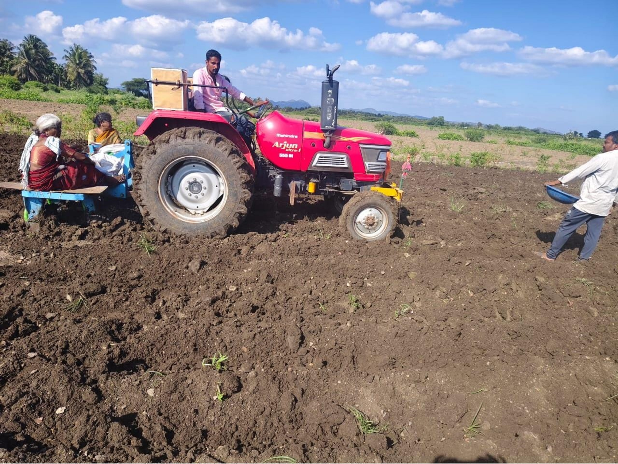ಹೊಸದುರ್ಗದ ಹೊನ್ನೆಕೆರೆ ಸಮೀಪದ ಜಮೀನೊಂದರಲ್ಲಿ ಟ್ರ್ಯಾಕ್ಟರ್ ಸಹಾಯದಿಂದ ಕಡಲೆ ಬಿತ್ತನೆ ಮಾಡುತ್ತಿರುವ ರೈತರು
