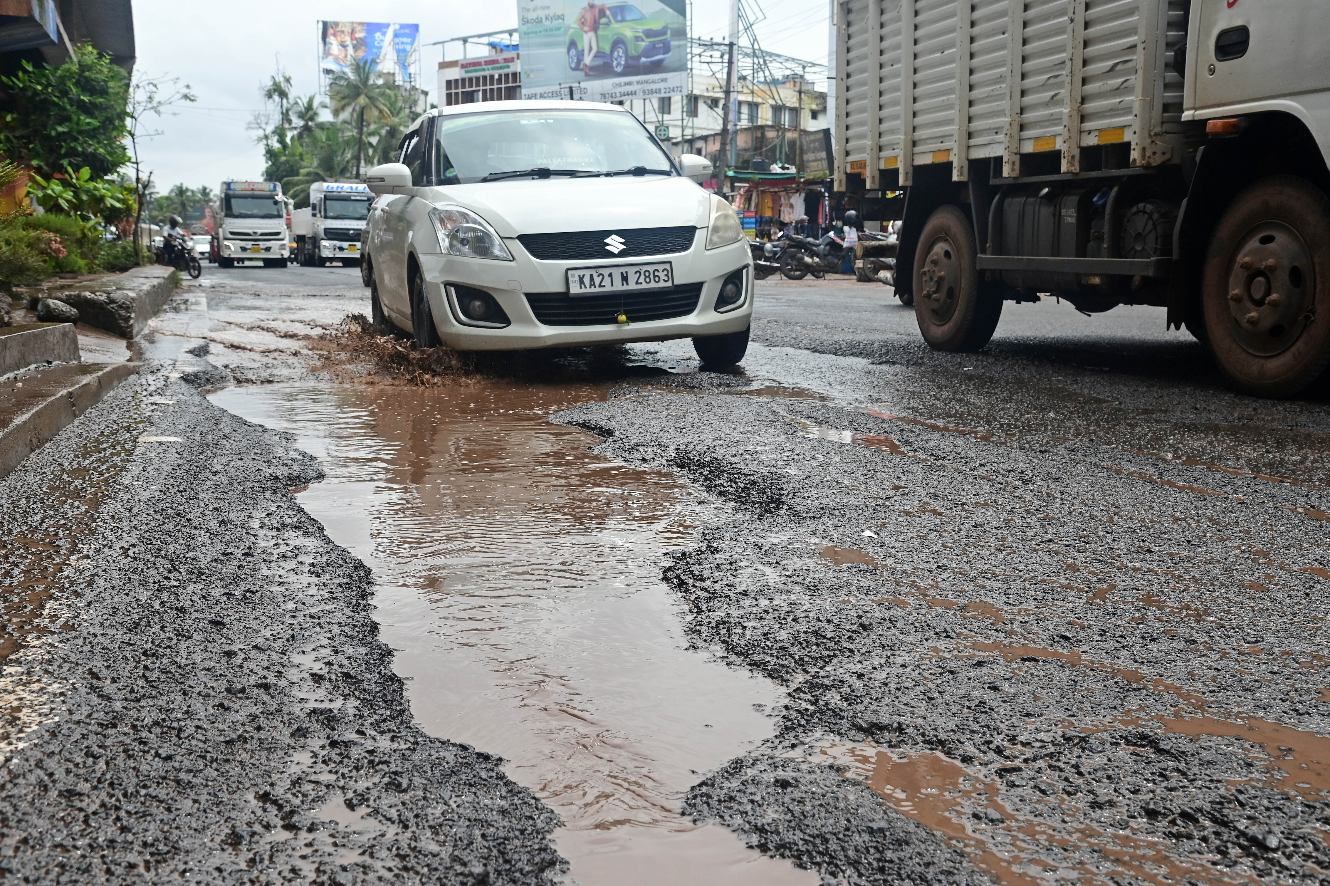ಮಳೆ ಬಂತೆಂದರೆ ರಾಷ್ಟ್ರೀಯ ಹೆದ್ದಾರಿಯ ಕಥೆ ಇದು. ಕುಳೂರು ವೃತ್ತ 