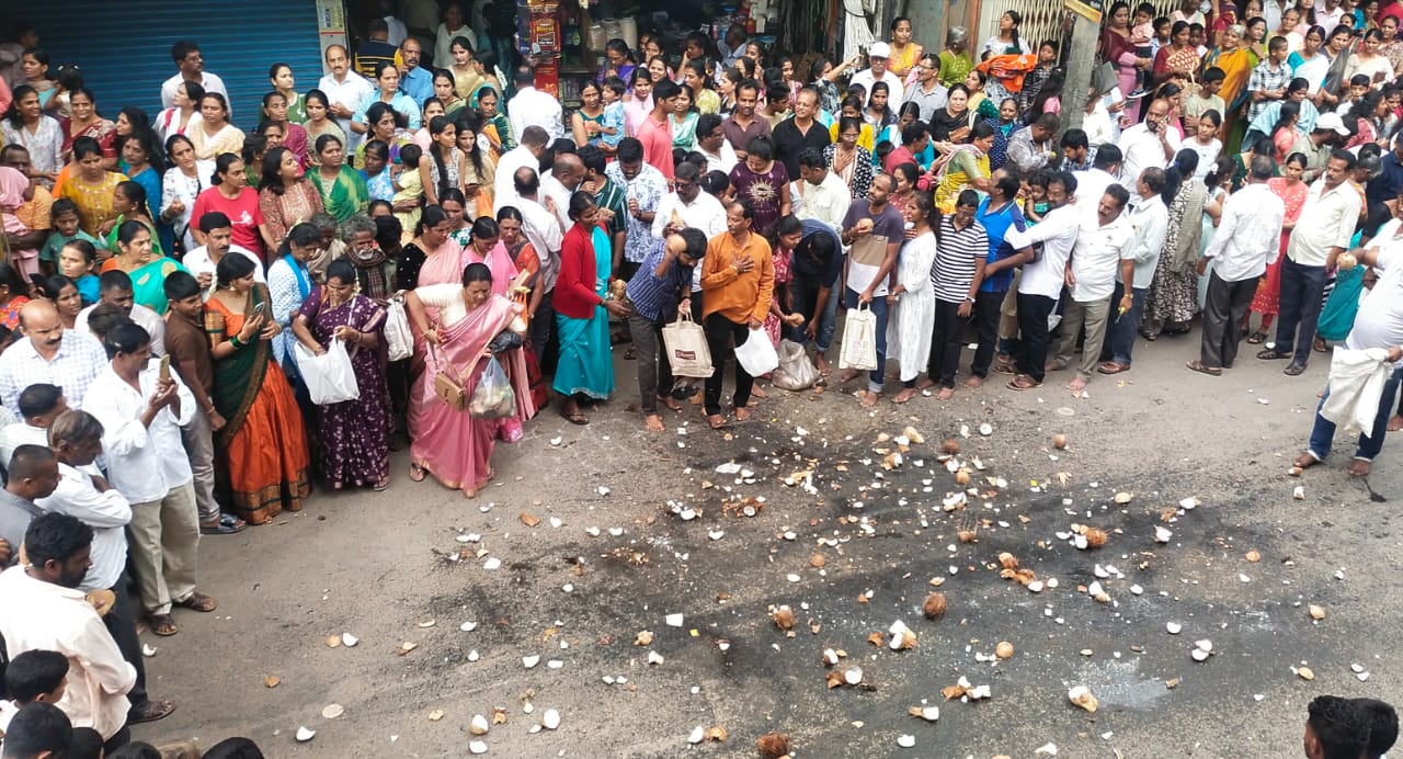 ಕುಶಾಲನಗರದಲ್ಲಿ ಶನಿವಾರ ಗಣಪತಿ ದೇವಾಲಯದ ವಾರ್ಷಿಕ ರಥೋತ್ಸವ ಹರಕೆ ಹೊತ್ತ ಭಕ್ತರು ಈಡುಗಾಯಿ ಒಡೆದರು