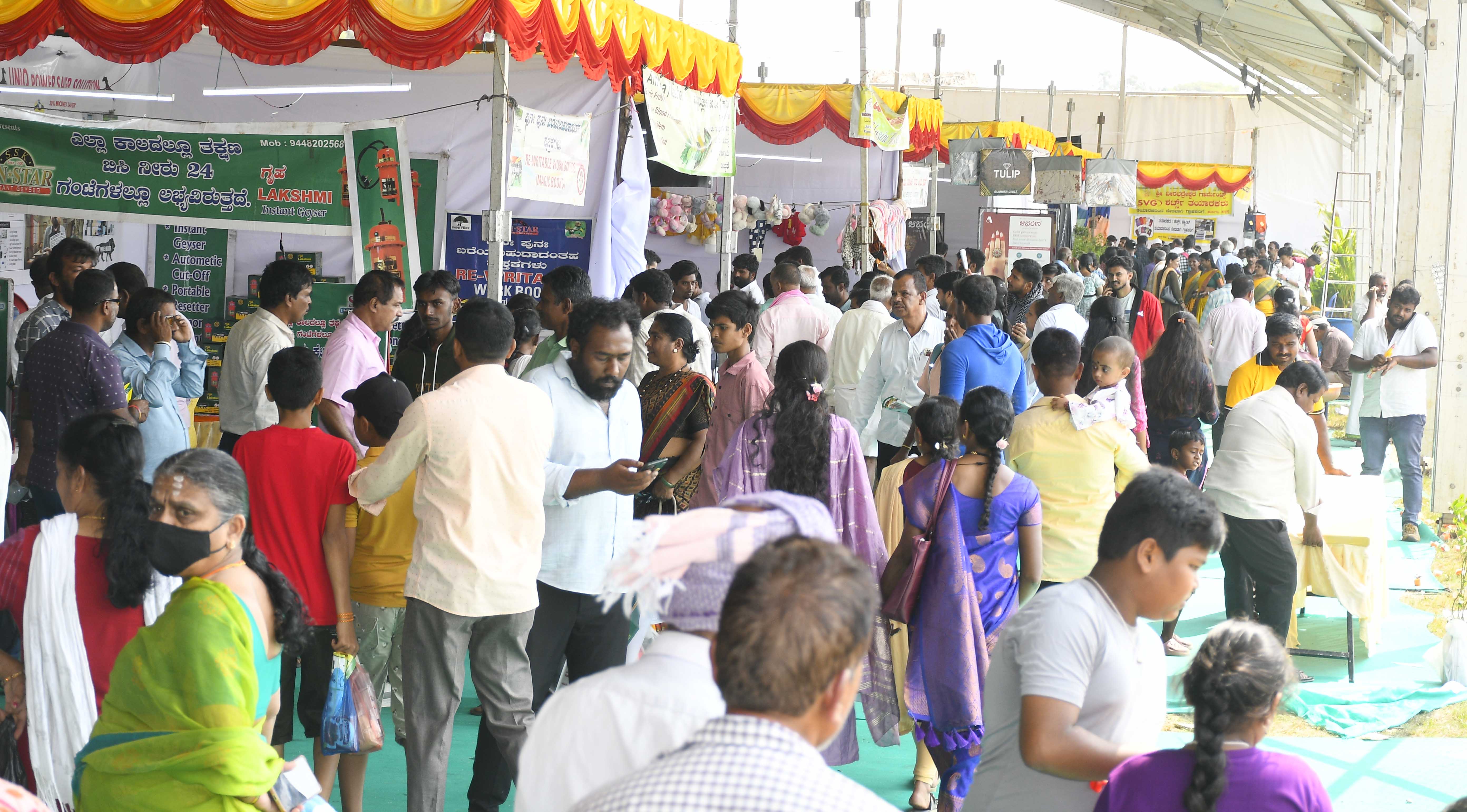 ಕೃಷಿ ಮೇಳದ ಸ್ಟಾಲ್‌ಗಳ ವೀಕ್ಷಣೆಗೆ ಜನದಟ್ಟಣೆ