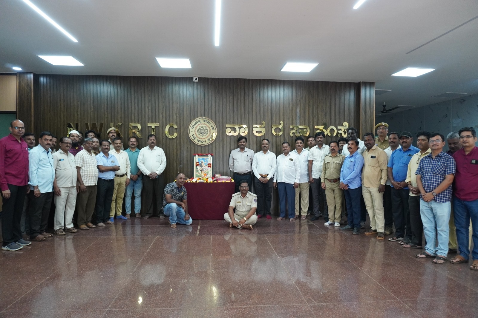 ಹುಬ್ಬಳ್ಳಿಯ ವಾಯವ್ಯ ಕರ್ನಾಟಕ ರಸ್ತೆ ಸಾರಿಗೆ ಸಂಸ್ಥೆಯ ಕೇಂದ್ರ ಕಚೇರಿಯಲ್ಲಿ ಶನಿವಾರ ಕನಕ ಜಯಂತಿ ಕಾರ್ಯಕ್ರಮ ನಡೆಯಿತು