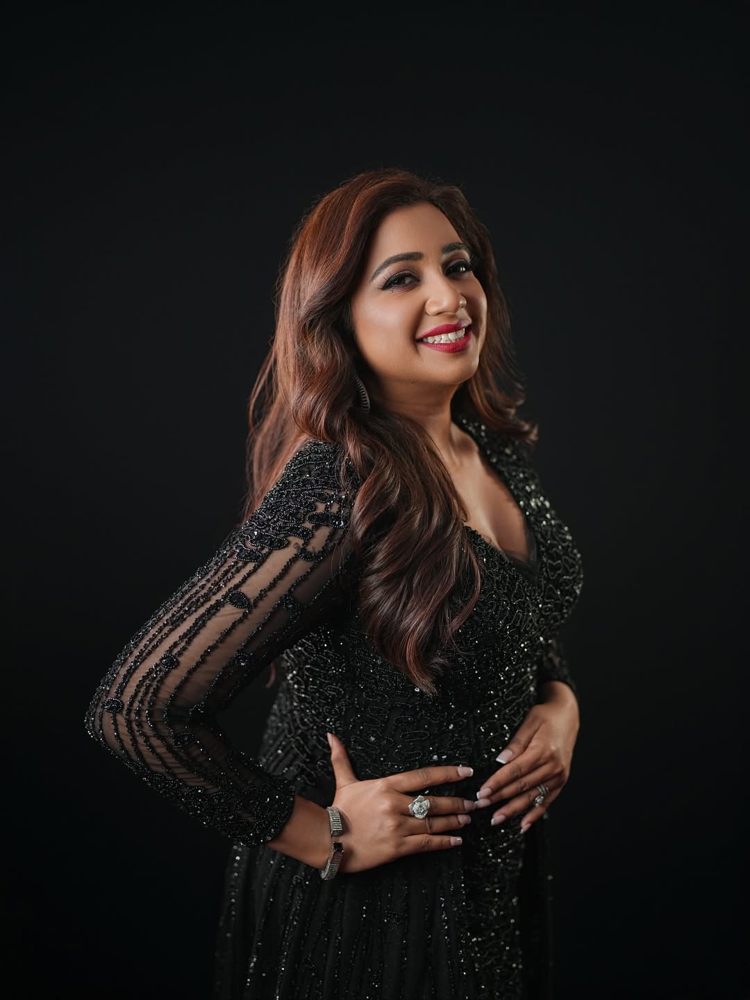 ಬಹುಭಾಷಾ ಗಾಯಕಿ ಶ್ರೇಯಾ ಘೋಷಾಲ್ ವಿಭಿನ್ನ ಲುಕ್‌ನಲ್ಲಿ ಕಾಣಿಸಿಕೊಂಡಿದ್ದಾರೆ. 