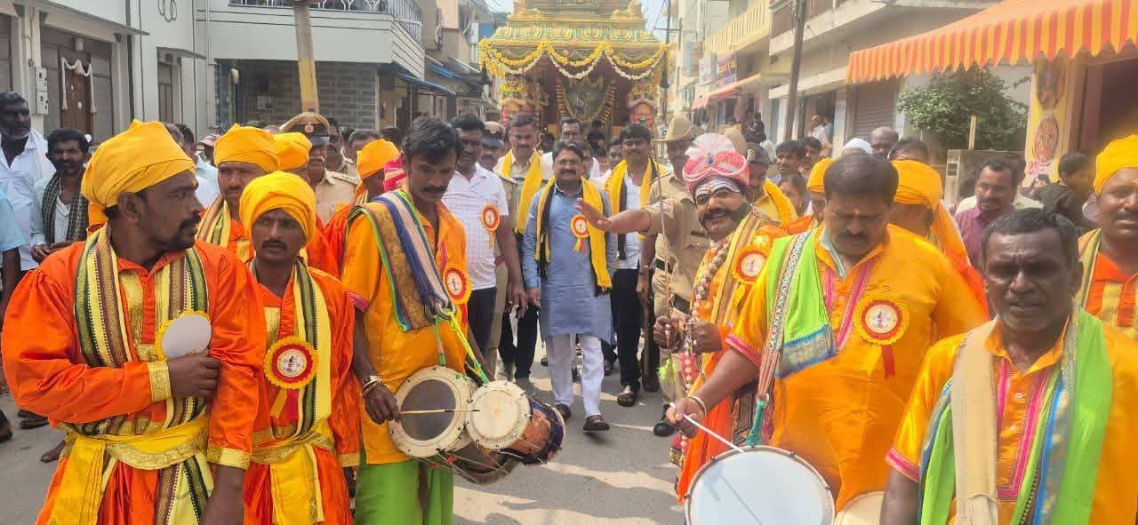 ಬಂಗಾರಪೇಟೆ ನಗರದಲ್ಲಿ ಕನಕದಾಸರ ಸ್ಥಬ್ದ ಚಿತ್ರ ಗಳಿಗೆ ಶಾಸಕರು ಮತ್ತು ಅಧಿಕಾರಿಗಳು ಚಾಲನೆ ನೀಡಿದರು