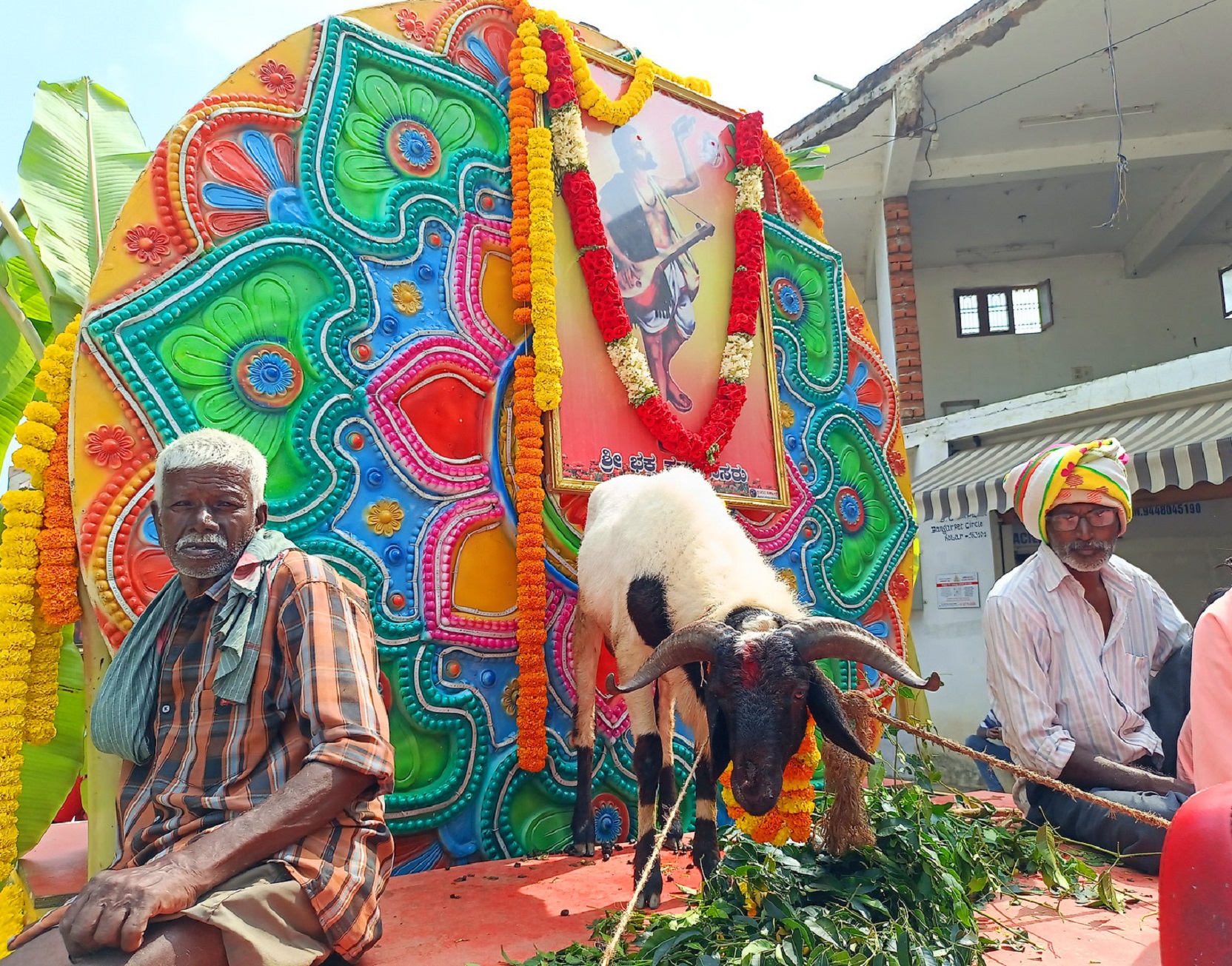 ಮೆರವಣಿಗೆಯ ಪಲ್ಲಕ್ಕಿಯಲ್ಲಿ ಟಗರು ಸಾಗಿದ ಕ್ಷಣ