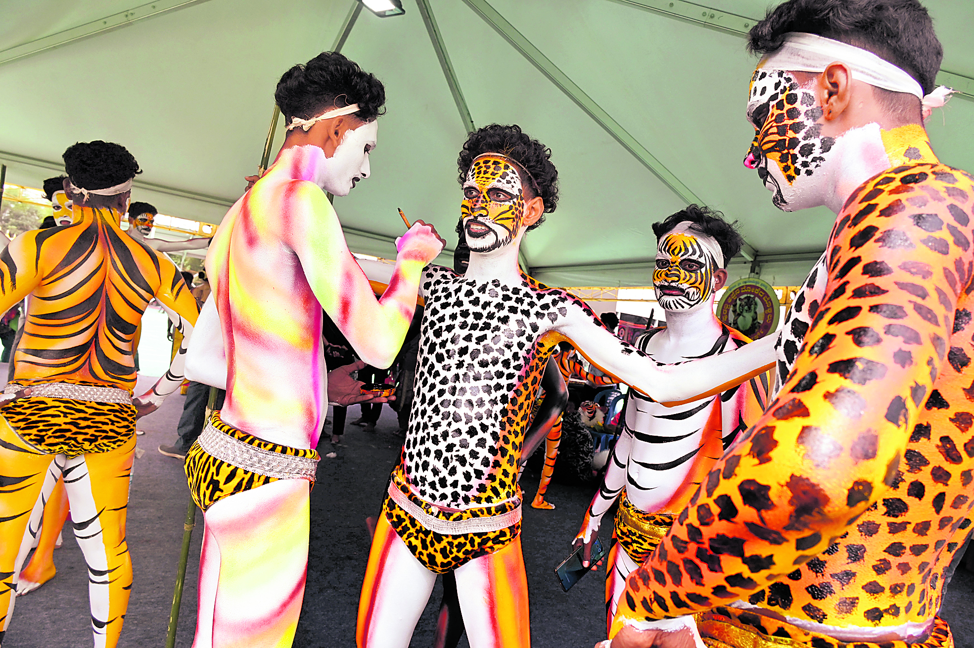 ಹುಲಿವೇಷಕ್ಕೆ ಸಿದ್ಧತೆ ಹೀಗಿರುತ್ತದೆ ನೋಡಿ...  