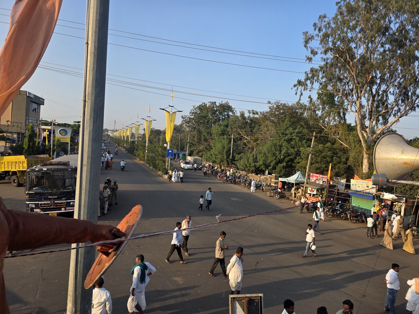ಮುಧೋಳದಲ್ಲಿ ರಾಜ್ಯ ಹೆದ್ದಾರಿ ಬಂದ್ ಮಾಡಿದ್ದರಿಂದ ಬಿಕೋ ಅನ್ನುತ್ತಿರುವ ಹೆದ್ದಾರಿ