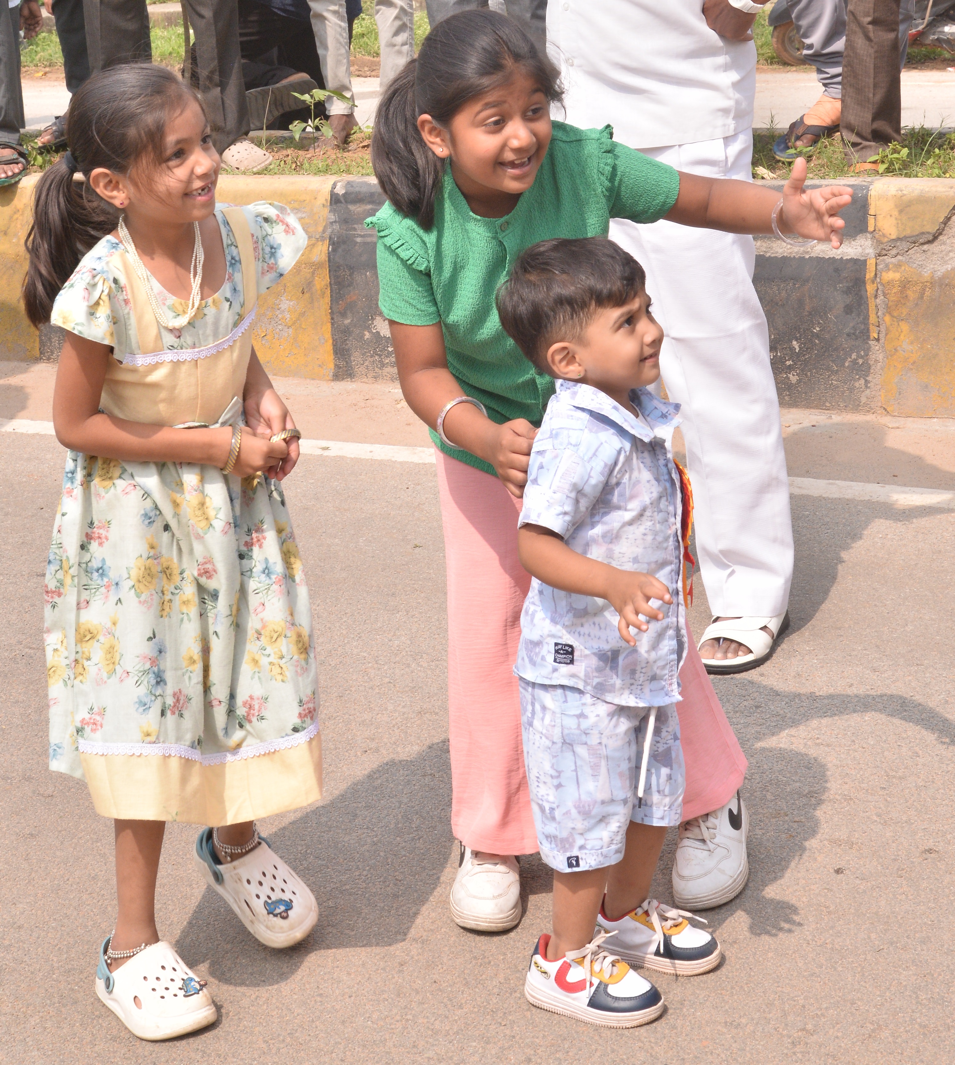 ಕನಕ ಜಯಂತಿ ಮೆರವಣಿಗೆ ನೋಡಿ ಖುಷಿಪಟ್ಟ ಮಕ್ಕಳು