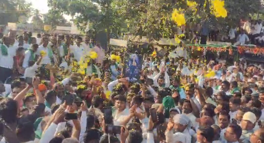 ಮೂಡಲಗಿ ತಾಲ್ಲೂಕಿನ ಗುರ್ಲಾಪುರ ಕ್ರಾಸ್‌ದಲ್ಲಿ ಕಬ್ಬಿನ ದರ ನಿಗದಿಗೊಳಿಸಿ ಸರ್ಕಾರ ಆದೇಶ ಪತ್ರ ನೀಡಿದ ನಂತರ ರೈತರು ವಿಜಯೋತ್ಸವ ಆಚರಿಸಿದರು