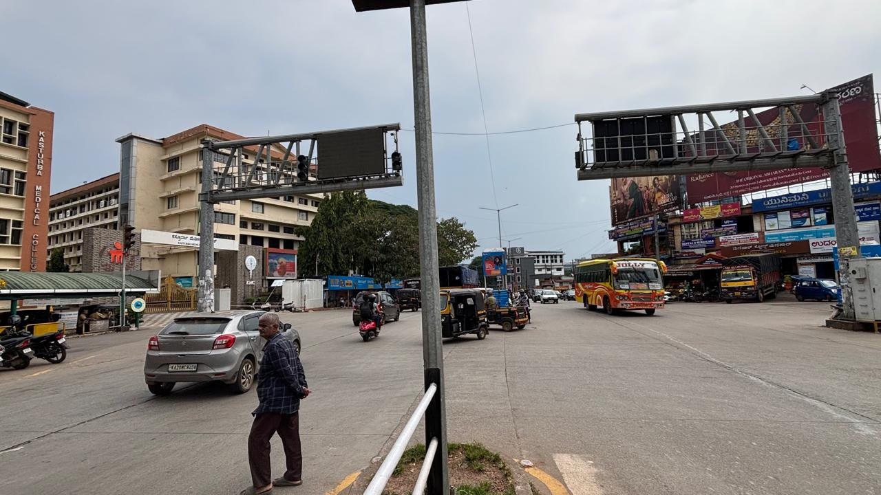 ಮಣಿಪಾಲದ ಟೈಗರ್‌ ಸರ್ಕಲ್‌ನಲ್ಲಿ ಸಿಗ್ನಲ್‌ ದೀಪಗಳಿದ್ದರೂ ಕಾರ್ಯನಿರ್ವಹಿಸುತ್ತಿಲ್ಲ 