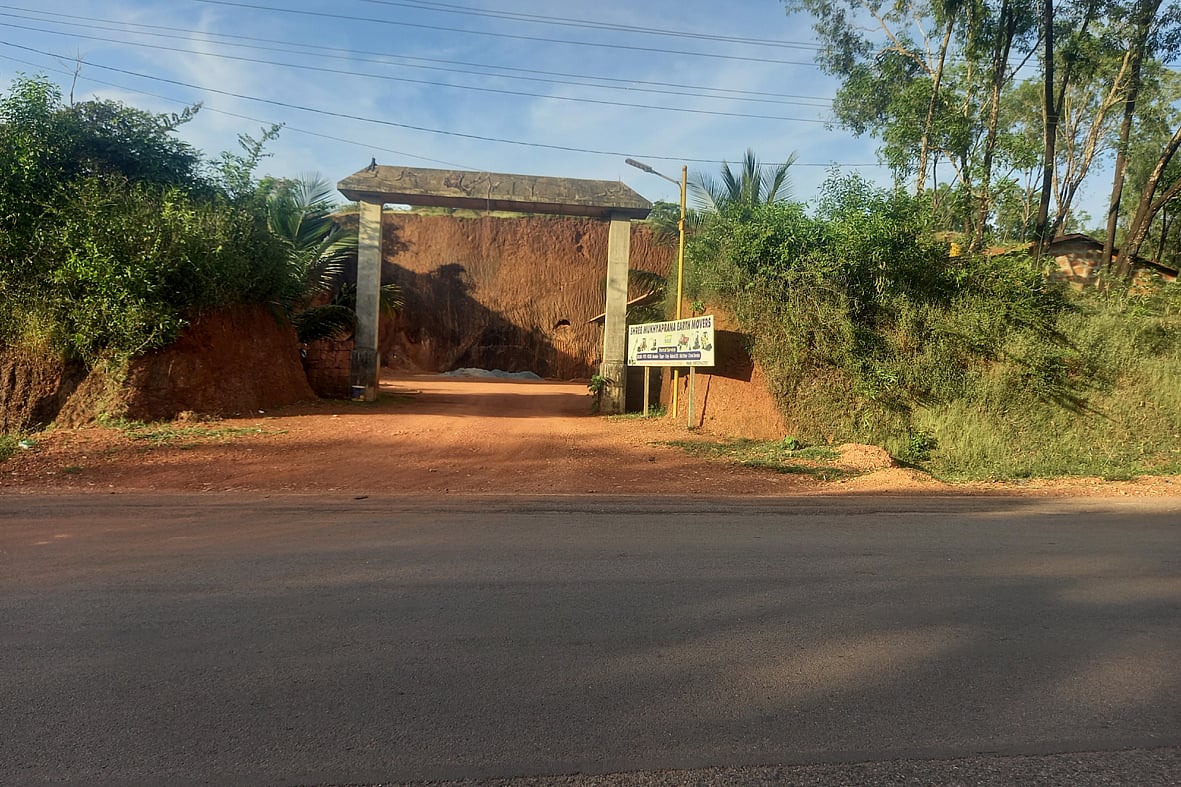 ಹೊನ್ನಾವರ | ಅಕ್ರಮ ಮಣ್ಣು ಗಣಿಗಾರಿಕೆಗೆ: ಕರಗುತ್ತಿದೆ ಗುಡ್ಡ