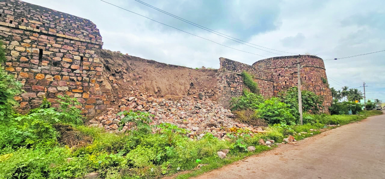 ಸವದತ್ತಿ ತಾಲ್ಲೂಕಿನ ಶಿರಸಂಗಿಯ ವಾಡೆಯ ಹೊರಗೋಡೆ ಬಿದ್ದಿರುವುದು     