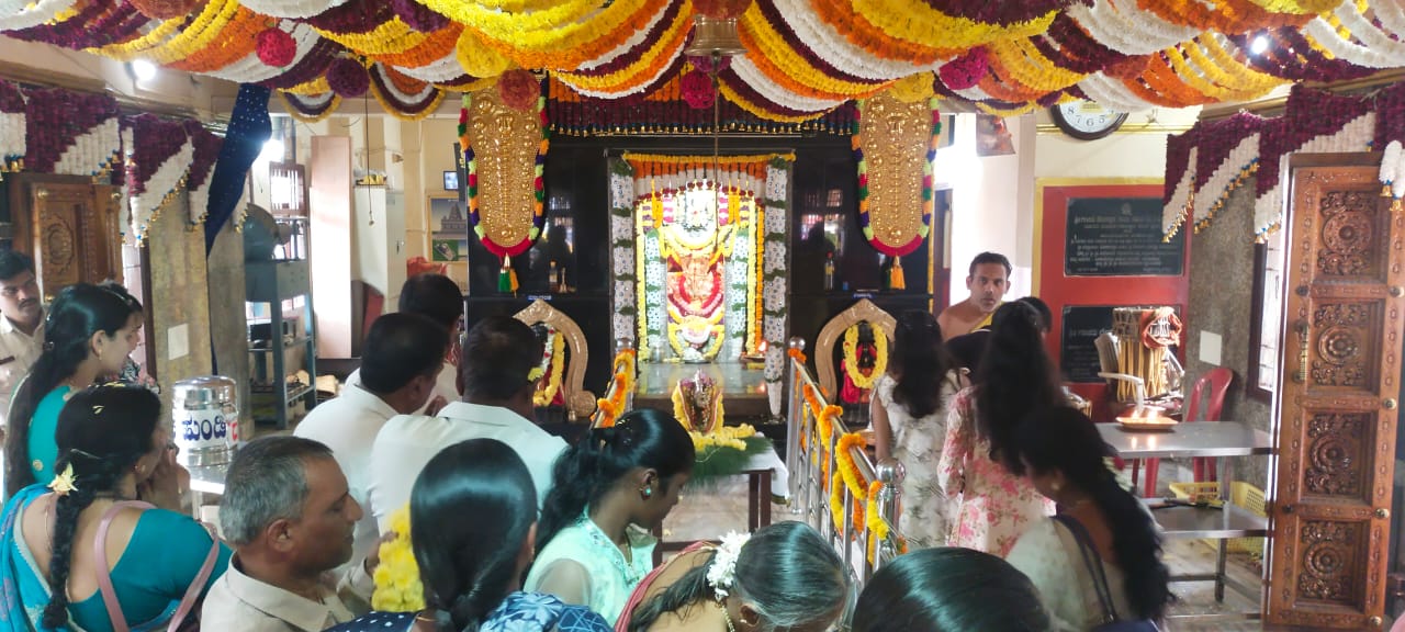 ಕುಶಾಲನಗರದಲ್ಲಿ ಶನಿವಾರ ಗಣಪತಿ ದೇವಾಲಯದ ವಾರ್ಷಿಕ ರಥೋತ್ಸವದ ಅಂಗವಾಗಿ ಗಣಪತಿ ಮೂರ್ತಿಯನ್ನು ವಿವಿಧ ಪುಷ್ಪಗಳಿಗೆ ಆಕರ್ಷಣೀಯವಾಗಿ ಶೃಂಗರಿಸಲಾಗಿತ್ತು