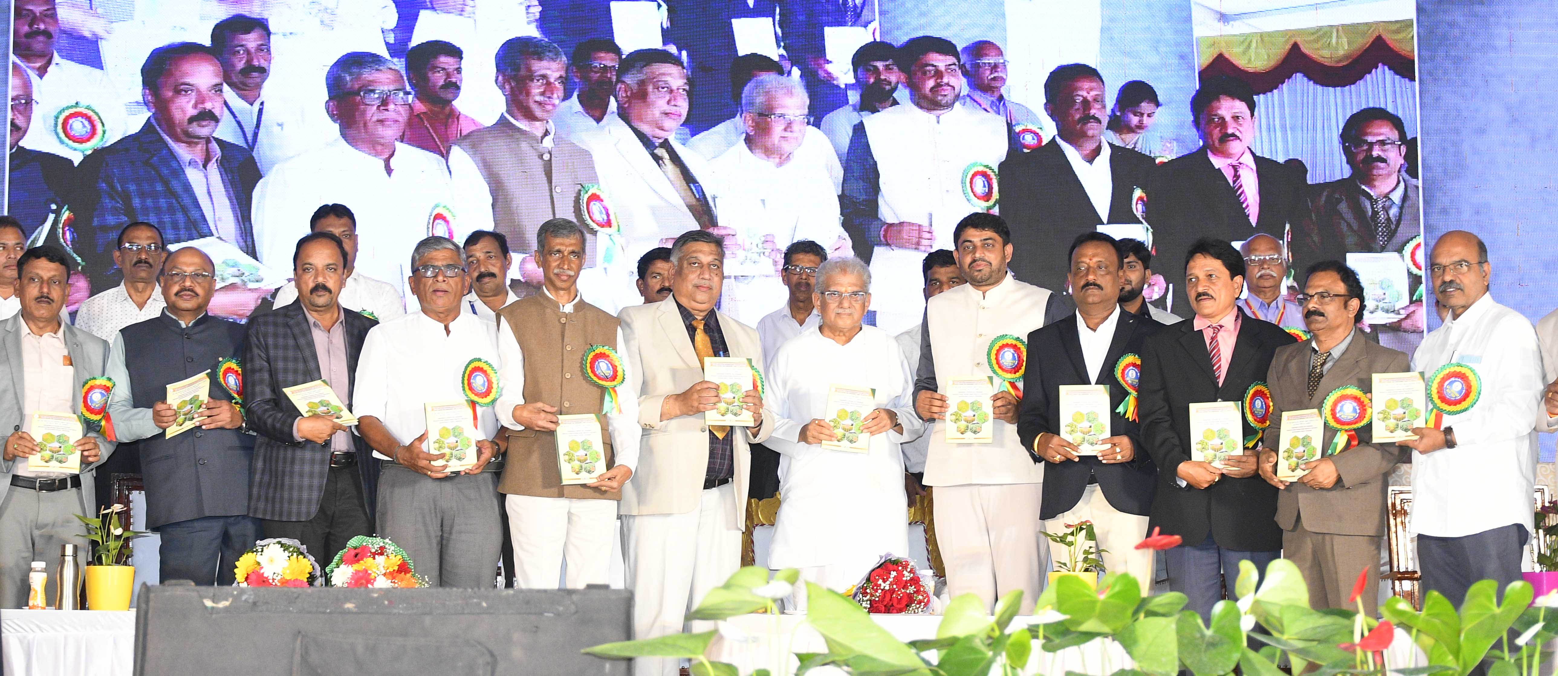 ಶಿವಮೊಗ್ಗದ ಕೆಳದಿ ಶಿವಪ್ಪ ನಾಯಕ ಕೃಷಿ ಮತ್ತು ತೋಟಗಾರಿಕೆ ವಿಶ್ವವಿದ್ಯಾಲಯ ಕೃಷಿ ಮತ್ತು ತೋಟಗಾರಿಕೆ ಮೇಳದಲ್ಲಿ ಶನಿವಾರ ಧರ್ಮಸ್ಥಳದ ಧರ್ಮಾಧಿಕಾರಿ ವೀರೇಂದ್ರ ಹೆಗ್ಗಡೆ ಹಾಗೂ ಭಾರತೀಯ ಕಾಫಿ ಮಂಡಳಿ ಅಧ್ಯಕ್ಷ ದಿನೇಶ ದೇವವೃಂದ ಕೃಷಿ ತಾಂತ್ರಿಕತೆಯ ಕೈಪಿಡಿ ಬಿಡುಗಡೆ ಮಾಡಿದರು 