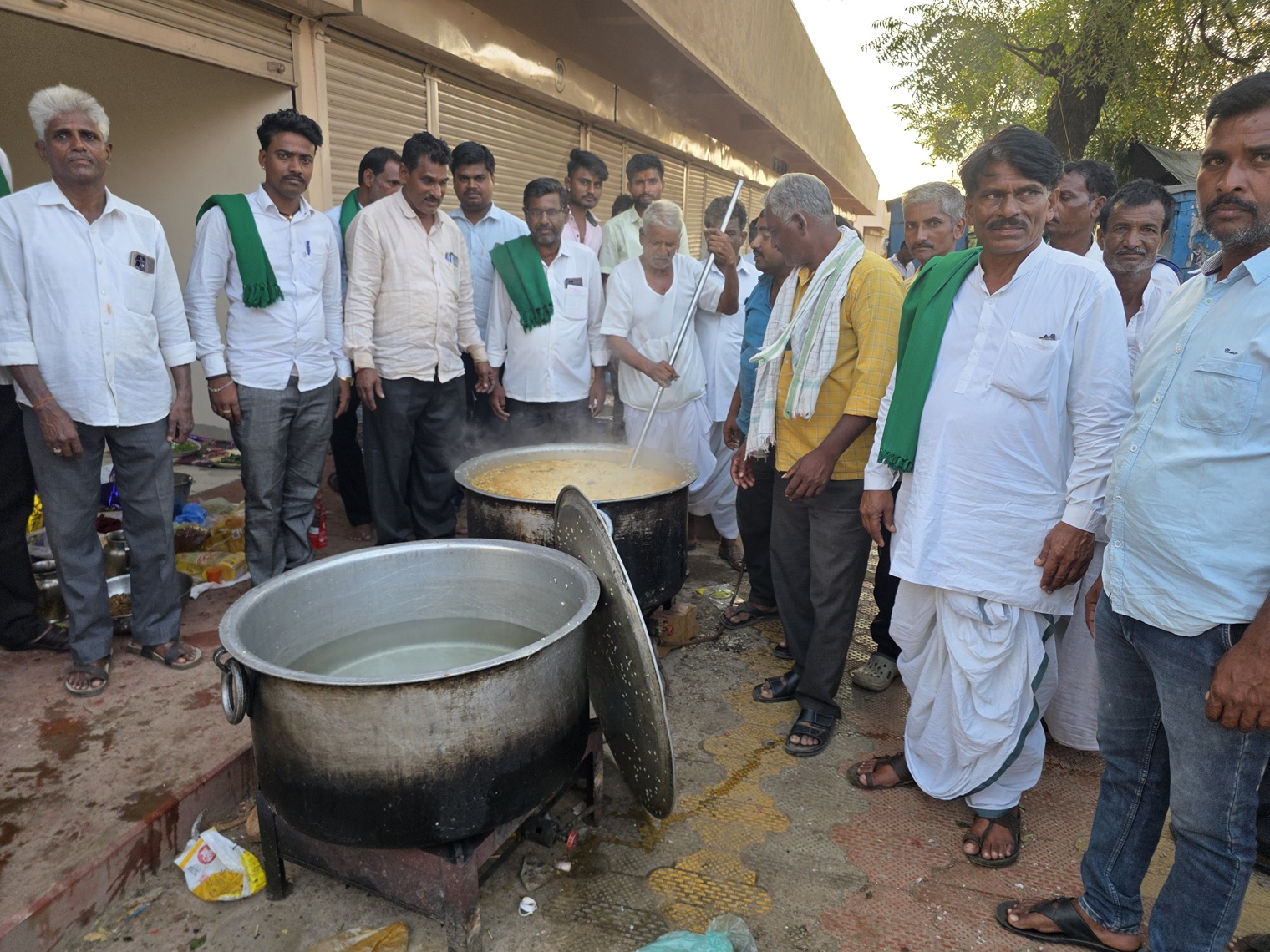 ಮುಧೋಳದ ಸಂಗೊಳ್ಳಿ ರಾಯಣ್ಣ ವೃತ್ತದಲ್ಲಿ ಕಬ್ಬು ಬೆಳೆಗಾರರು ರಸ್ತೆಯ ಪಕ್ಕ ಅಡುಗೆ ಮಾಡಿ ಊಟ ಮಾಡಿದರು