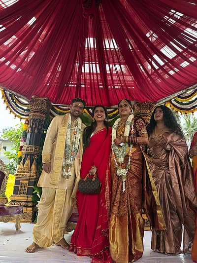 ಇದೇ ಫೋಟೊಗಳು ಹರಿದಾಡುತ್ತಿದ್ದು, ಅಭಿಮಾನಿಗಳು ನವಜೋಡಿಗೆ ಶುಭ ಹಾರೈಸಿದ್ದಾರೆ.