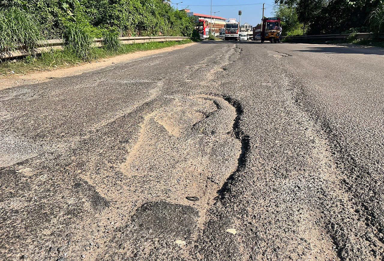 ರಾಷ್ಟ್ರೀಯ ಹೆದ್ದಾರಿಯ ಕೂಳೂರು ಸೇತುವೆ ಬಳಿ ಕಾದಿರುವ ಅಪಾಯ 