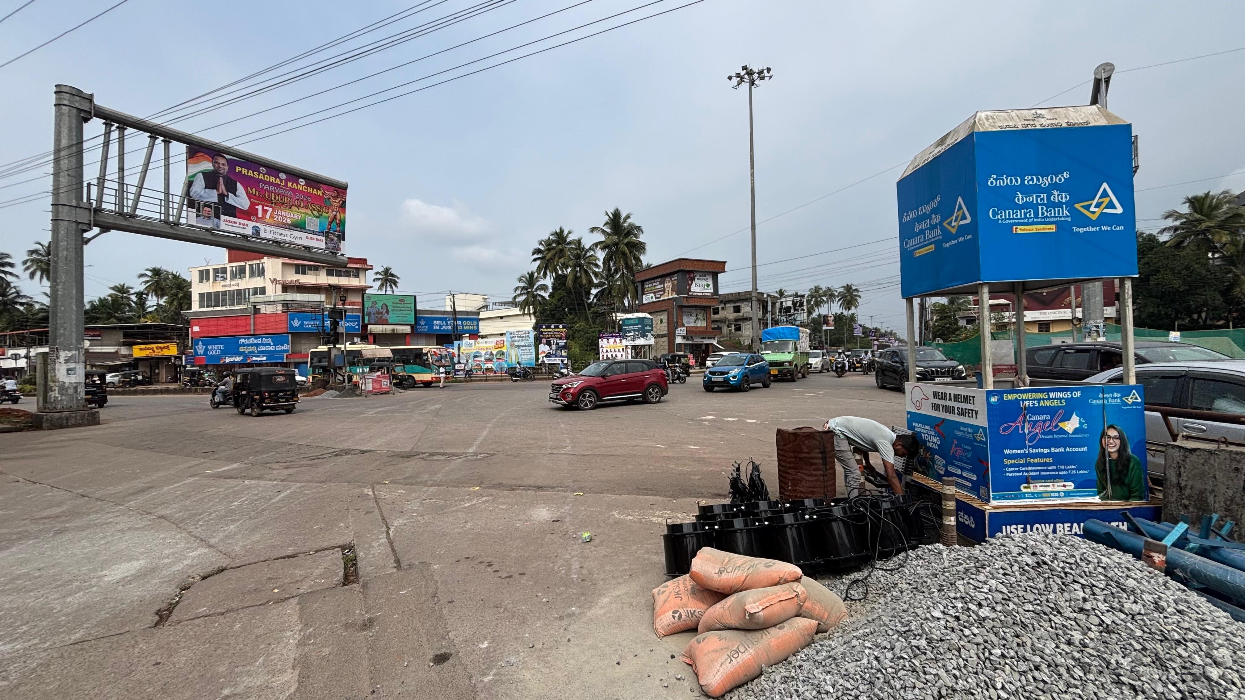 ಉಡುಪಿಯ ಕಲ್ಸಂಕದಲ್ಲಿ ಸಿಗ್ನಲ್‌ ದೀಪಗಳನ್ನು ಅಳವಡಿಸಲು ಸಿದ್ಧತೆ ನಡೆಸಿರುವುದು