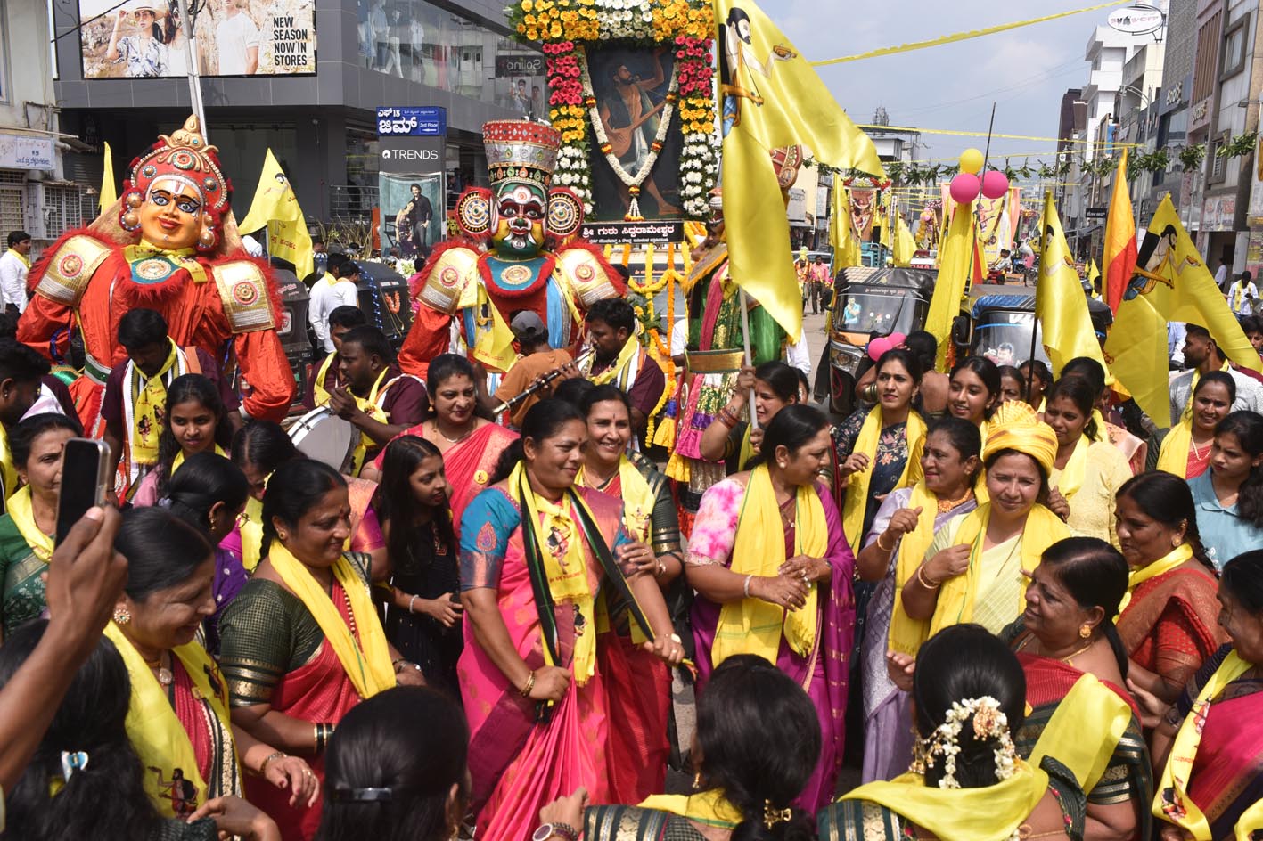 ನಗರದ ತಾಲ್ಲೂಕು ಕಚೇರಿ ಸಮೀಪ ಶ್ರೀಕನಕದಾಸರ ಭಾವಚಿತ್ರಕ್ಕೆ ಪುಷ್ಪನಮನ ಸಲ್ಲಿಸಿ ಕುವೆಂಪು ಕಲಾಮಂದಿರದವರೆಗೆ ನಡೆದ ಮೆರವಣಿಗೆ