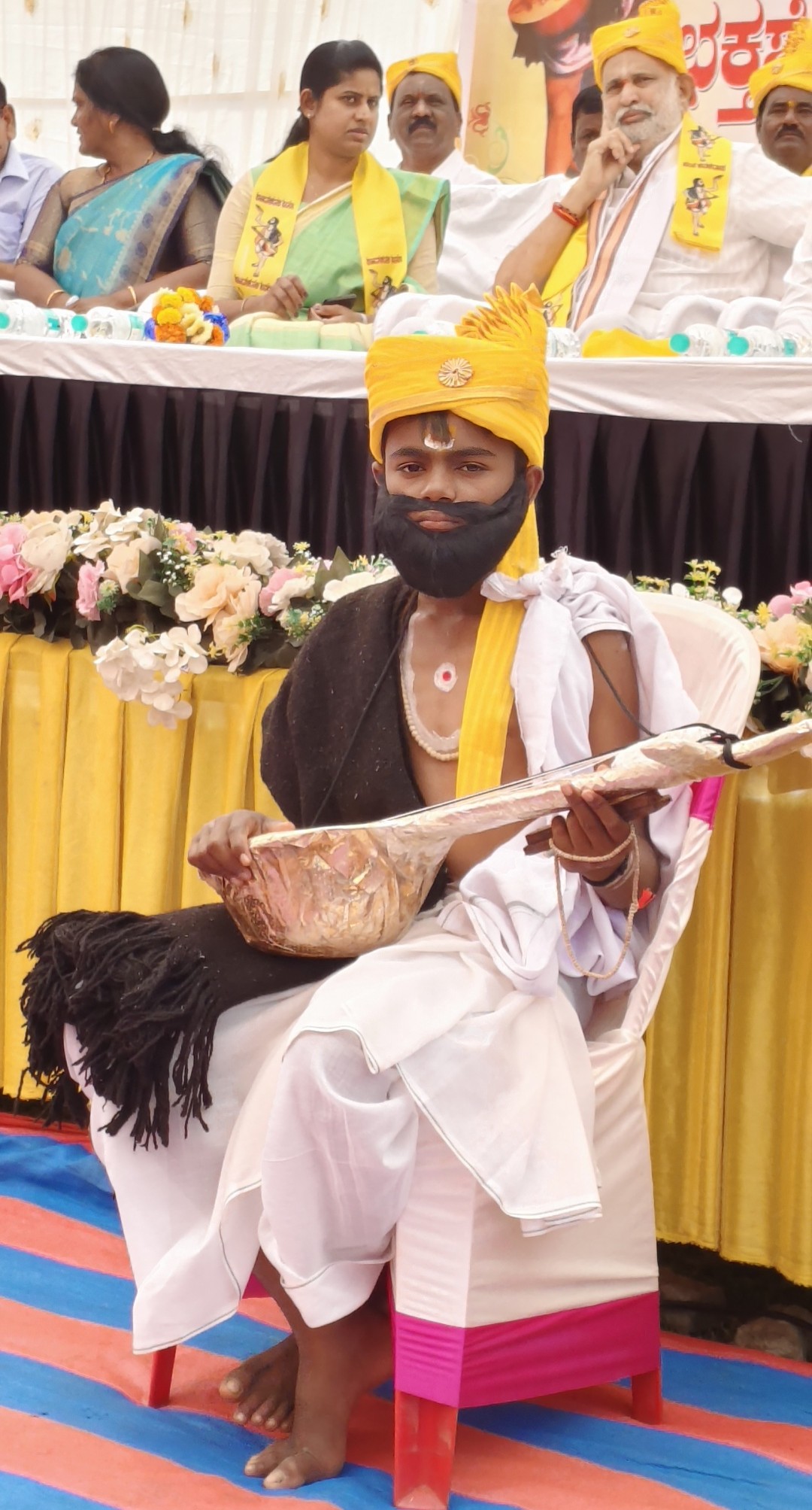 ಮುಂಡಗೋಡದಲ್ಲಿ ನಡೆದ ಜಿಲ್ಲಾ ಮಟ್ಟದ ಕನಕದಾಸ ಜಯಂತ್ಯುತ್ಸವದಲ್ಲಿ ಕನಕದಾಸರ ವೇಷ ಧರಿಸಿದ್ದ ಬಾಲಕ ಜನರ ಗಮನ ಸೆಳೆದನು